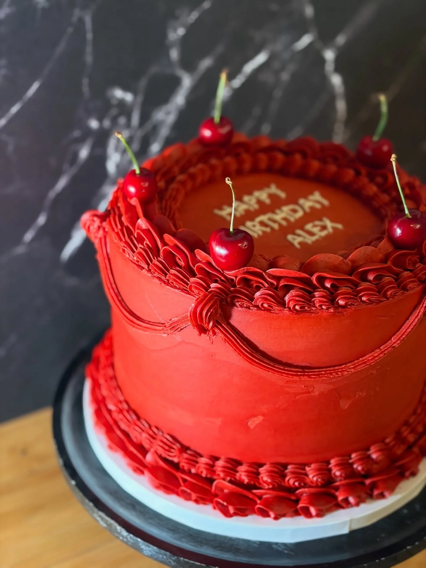This cake deserves a spot here 🍒
.
.
.
#bakemeveganjh #jacksonholecake #glutenfreevegancake #jacksonhole #redcake