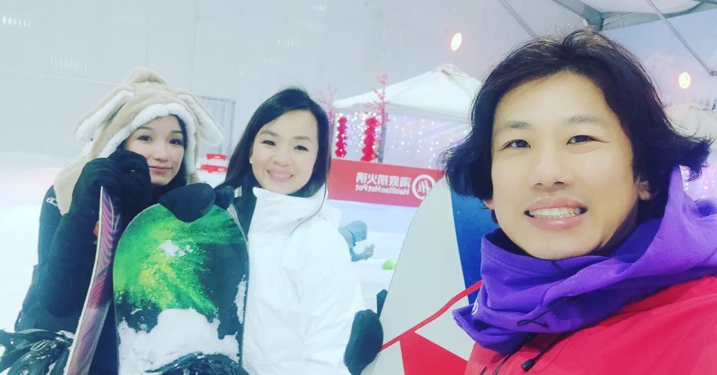 Rocking it on their first lesson after 3yrs halted because of Covid and being mothers :) Amazing attitude towards learning. Keep it up ladies! 

#andrewboey #andrewboeycoaching #snowboardwithandrew #icemagicasia #skisingapore #snowsportsclubofsingapo