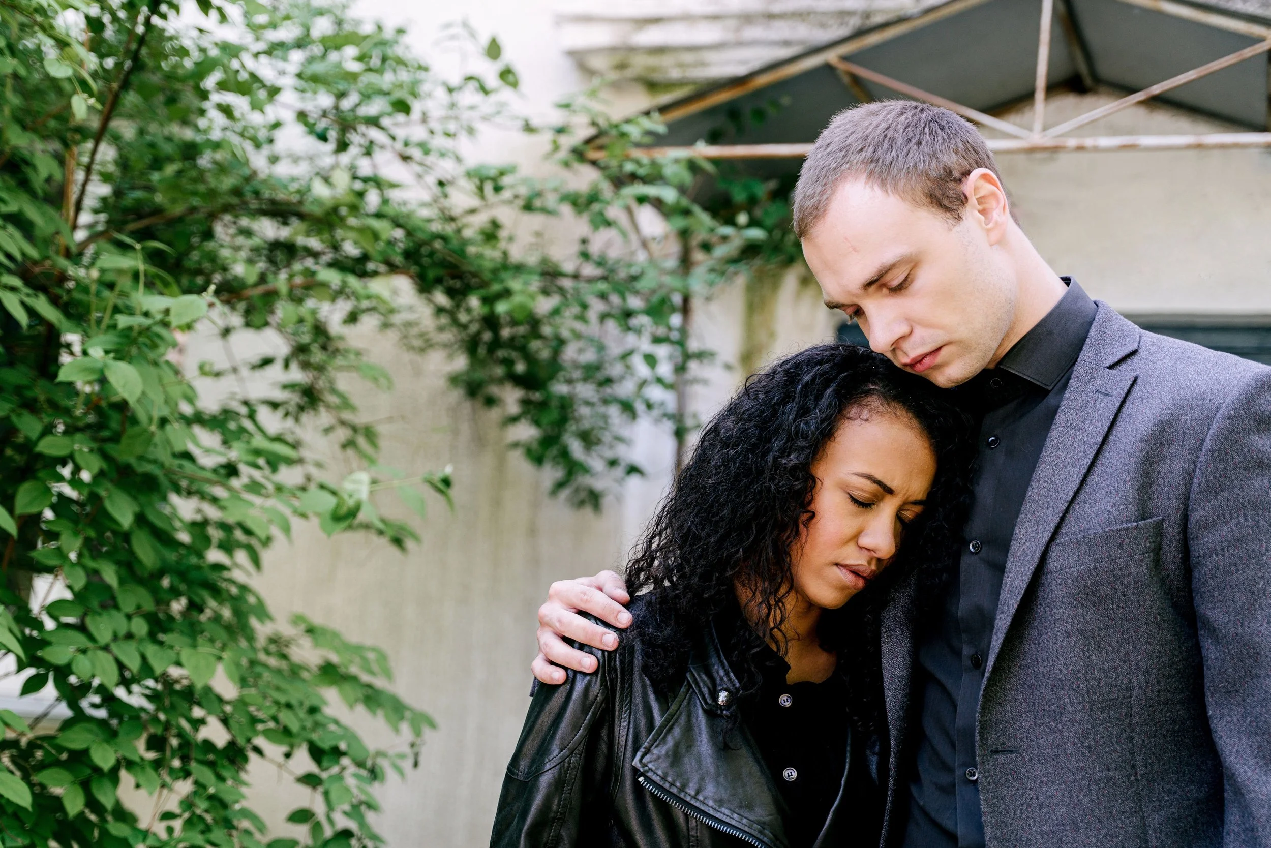 Couple grieving a miscarriage and navigating pregnancy loss together. Psychologist/Therapist specializing in miscarriage grief, perinatal mental health, relationship therapy, and couples therapy.