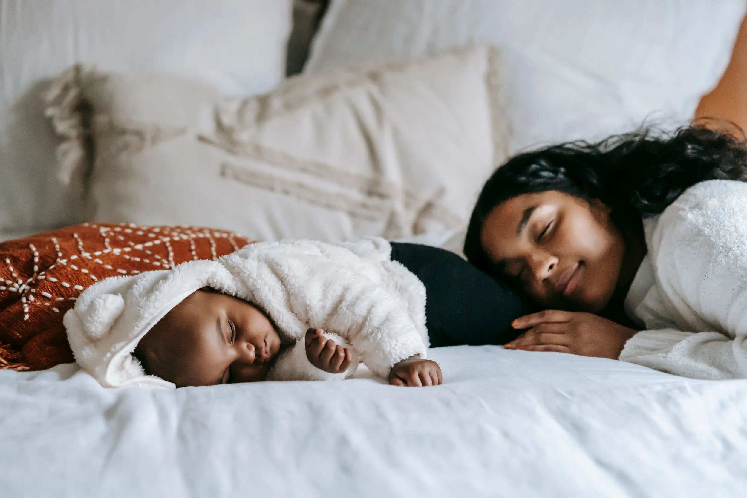 Mother peacefully sleeping beside her newborn, reflecting hope and healing after postpartum anxiety. Evidence based, compassionate virtual postpartum therapy for clients in Orange County, Los Angeles County, San Francisco, and throughout California.