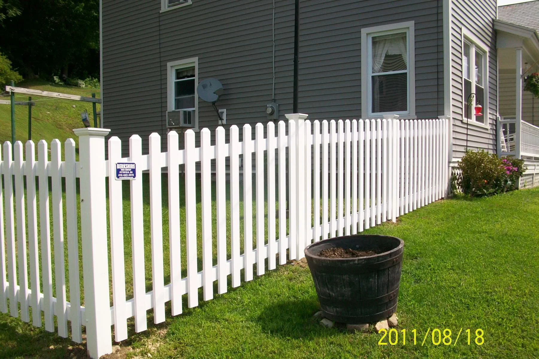 48 inch Cape Cod  3 vinyl fence (4).JPG