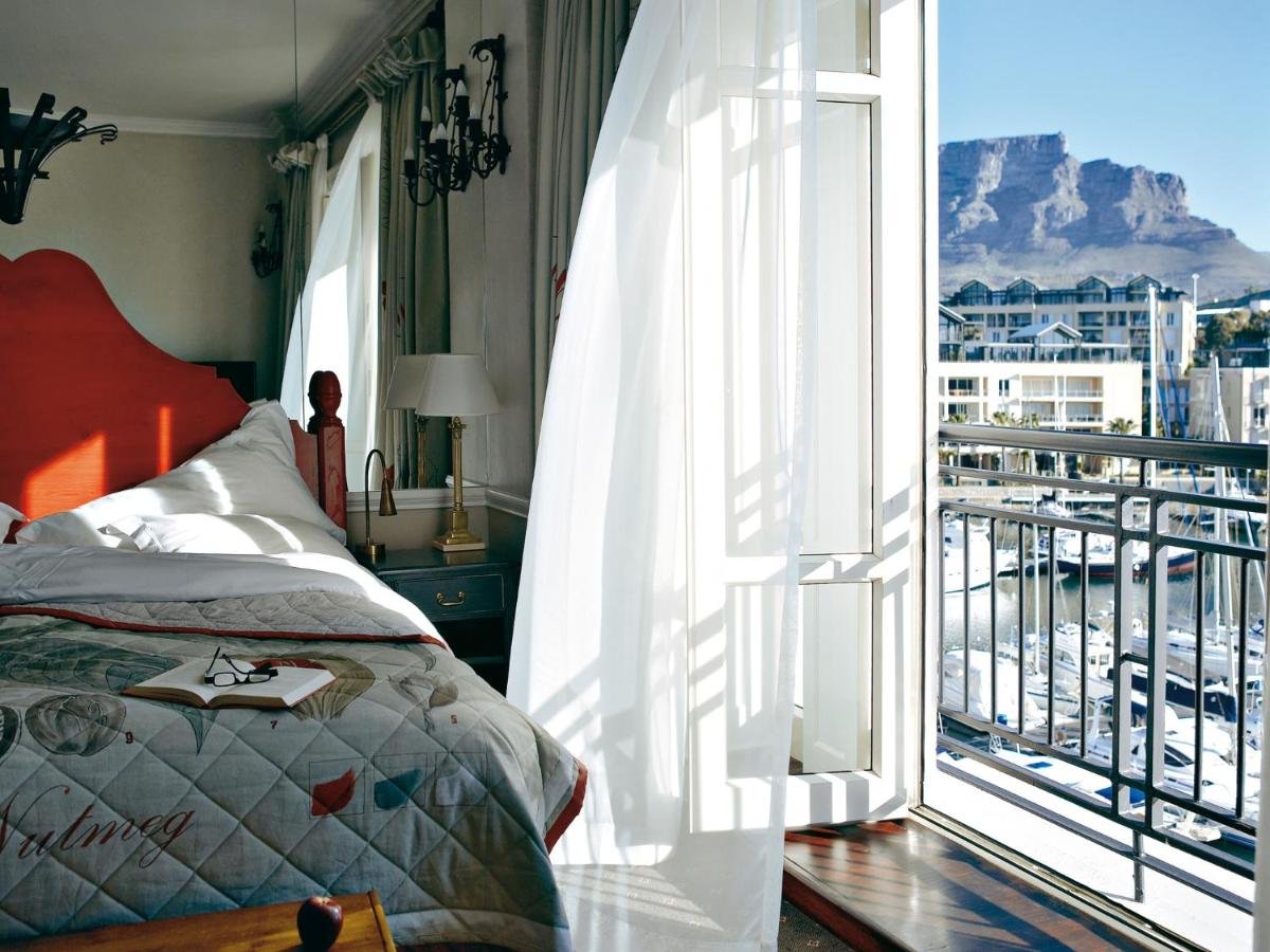 Elegant Waterfront hotel room with Table Mountain vistas, Cape Town