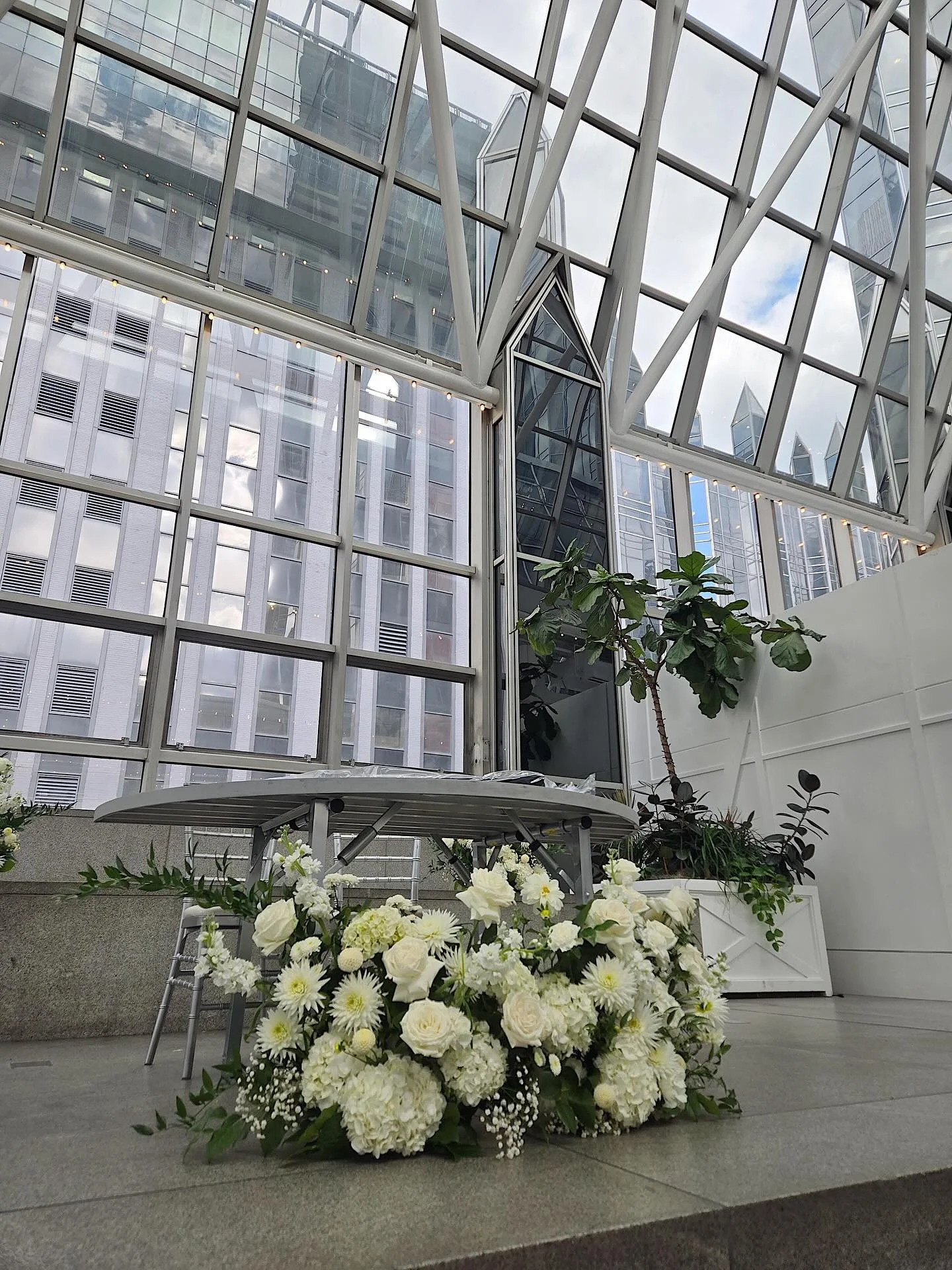 The last white dahlias of the season were harvested from our farm and found their way to Jillian and Andrew’s special wedding day at The Wintergarden at PPG 🤍🌿
💒 Venue: @wintergardenppg