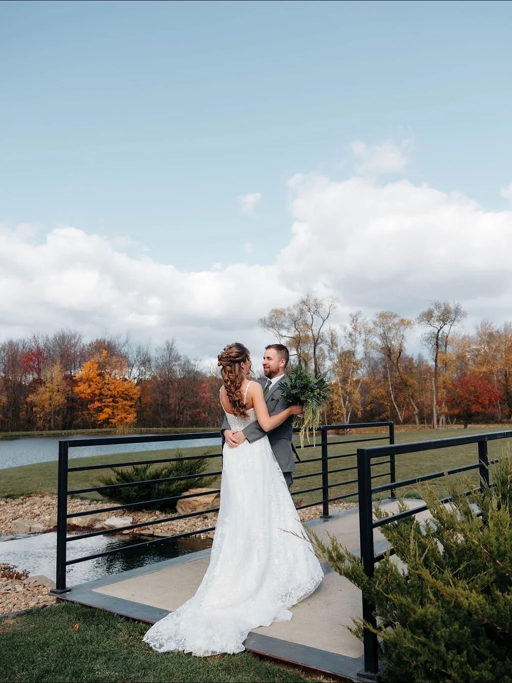 Happy one-year anniversary to Ethan and Shauna! ✨ Still can’t get over that only greenery bouquet and the magical square installation over the dance floor! 🌿🤍
💒@theharpereventvenue 
📸@steveeelchynskiphoto