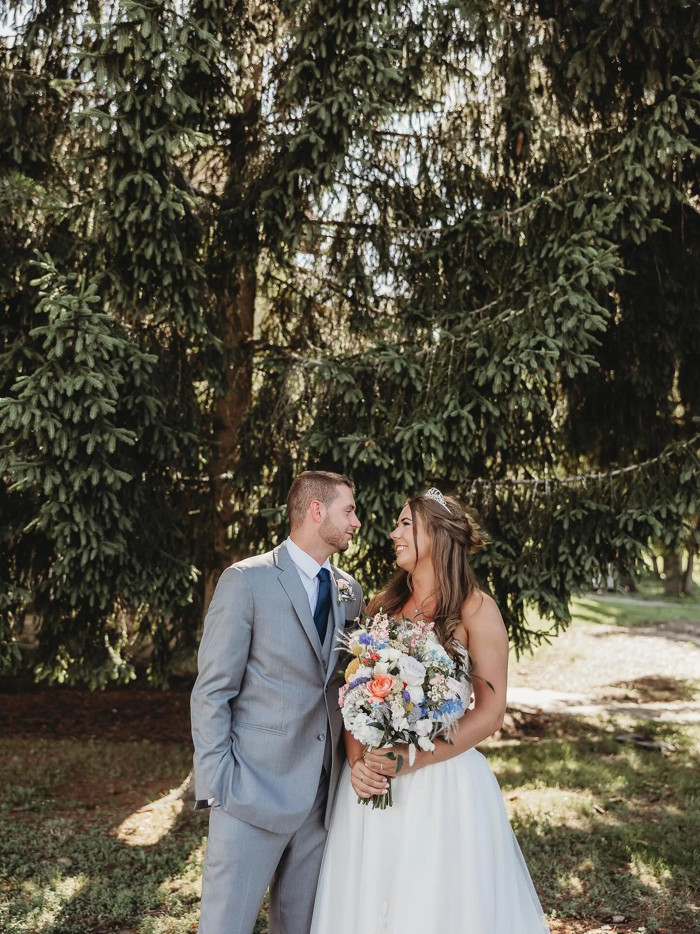 Richard &amp; Michaela&rsquo;s Peek&rsquo;n Peak wedding was filled with love, colorful blooms, family, friends, and their pups. 🌸🐾✨

📸@rowenandeden 
💒@pknpkresort