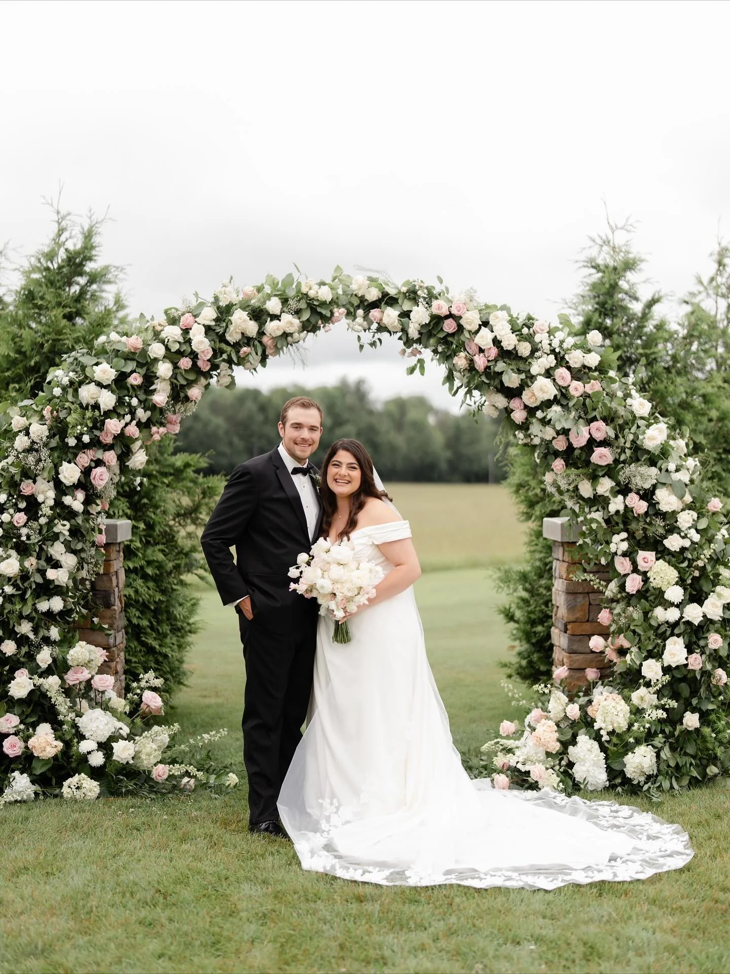 We&rsquo;re still dreaming about Adam and Michaela&rsquo;s special day, with soft blush and white florals made it truly timeless. 🌸🤍✨

📸@lindsayeileenphotography
💒@tuckdinnfarm