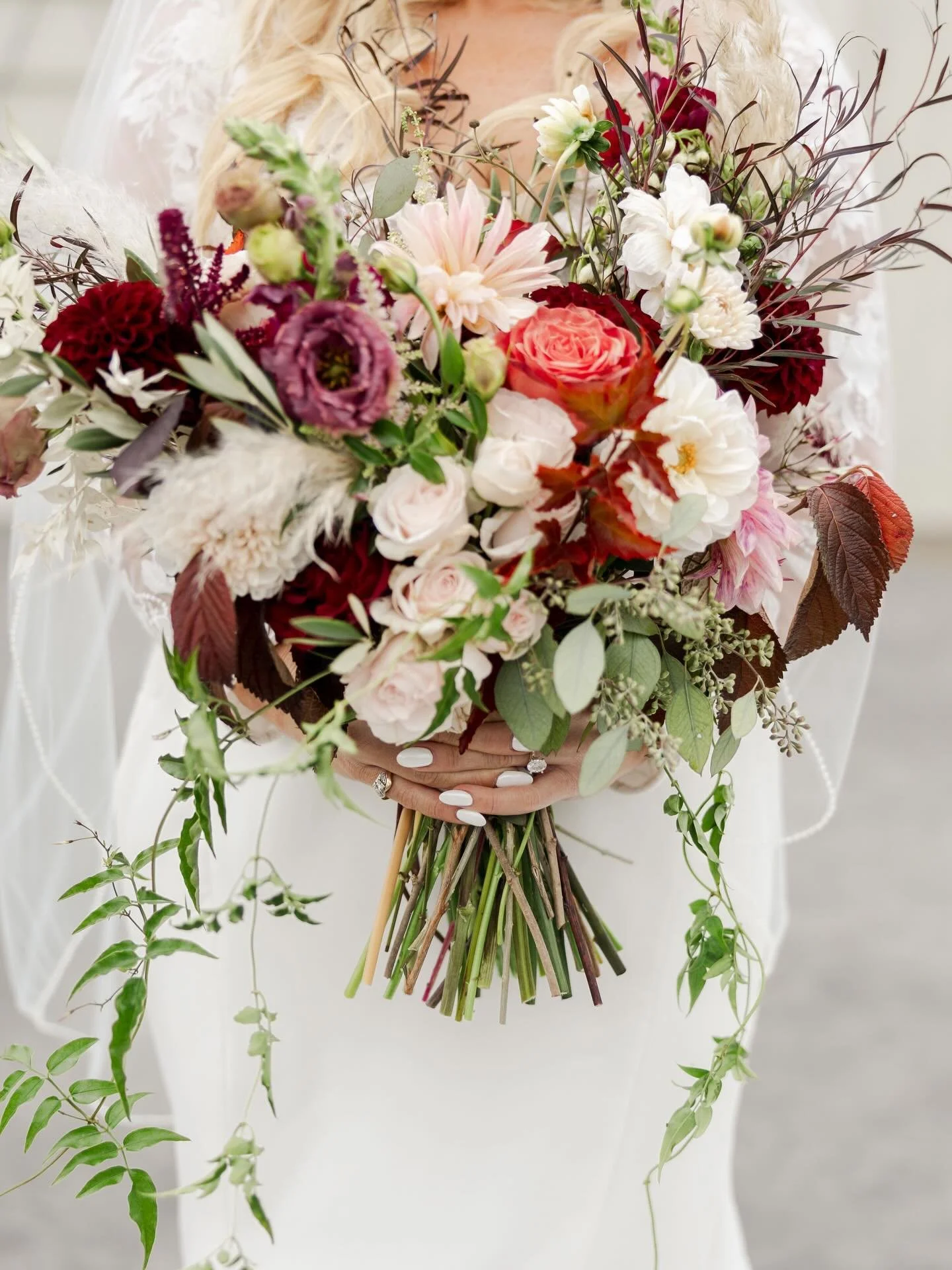 Matthew and Jessica tied the knot on the most beautiful day at Tuck&rsquo;d Inn! Wedding blooms in soft blush and ivory, accented with deep burgundy 🤍🌹

💒@tuckdinnfarm
📸@sarahainesphoto