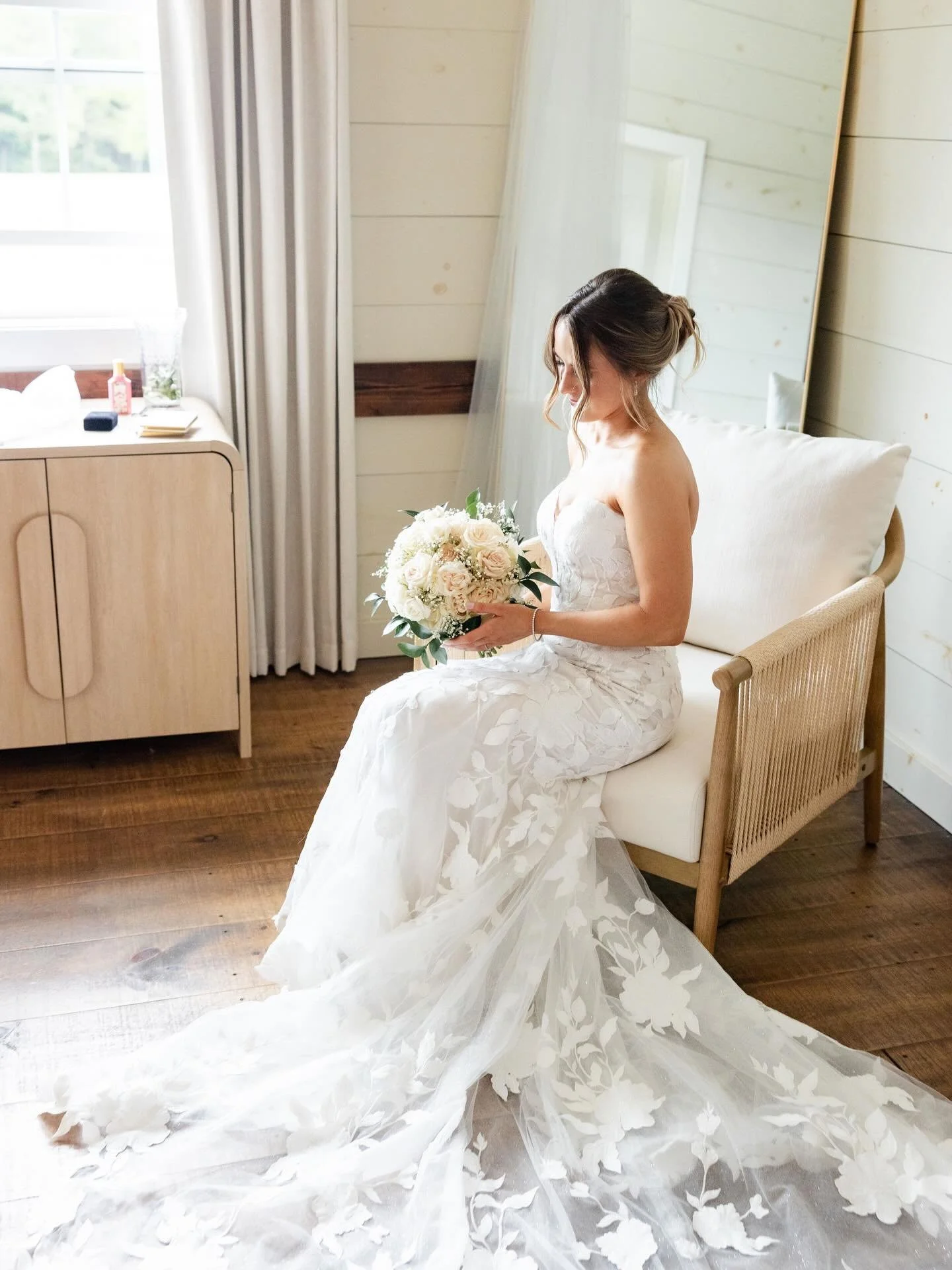Emily and Bryce said &ldquo;I do&rdquo; on the prettiest day surrounded by white and blush florals 🌸🤍

Venue 💒: @tuckdinnfarm 
Photographer 📸: @sarahainesphoto