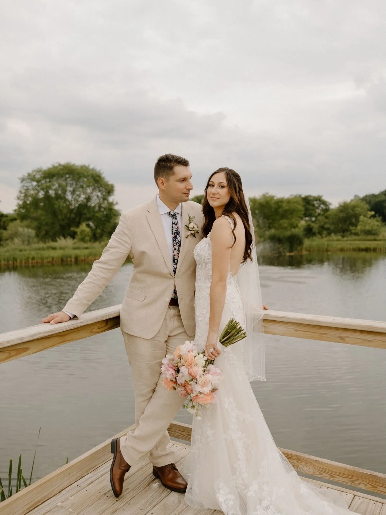 Hannah &amp; Robert&rsquo;s wedding day was pure sweetness! 💕 Filled with peachy hues, soft pink blooms, and love woven into every detail! 🌸🤍

Wedding Venue 💒: @whisperhollowhomesteadwedding 
Photographer 📸: @calliemphoto_