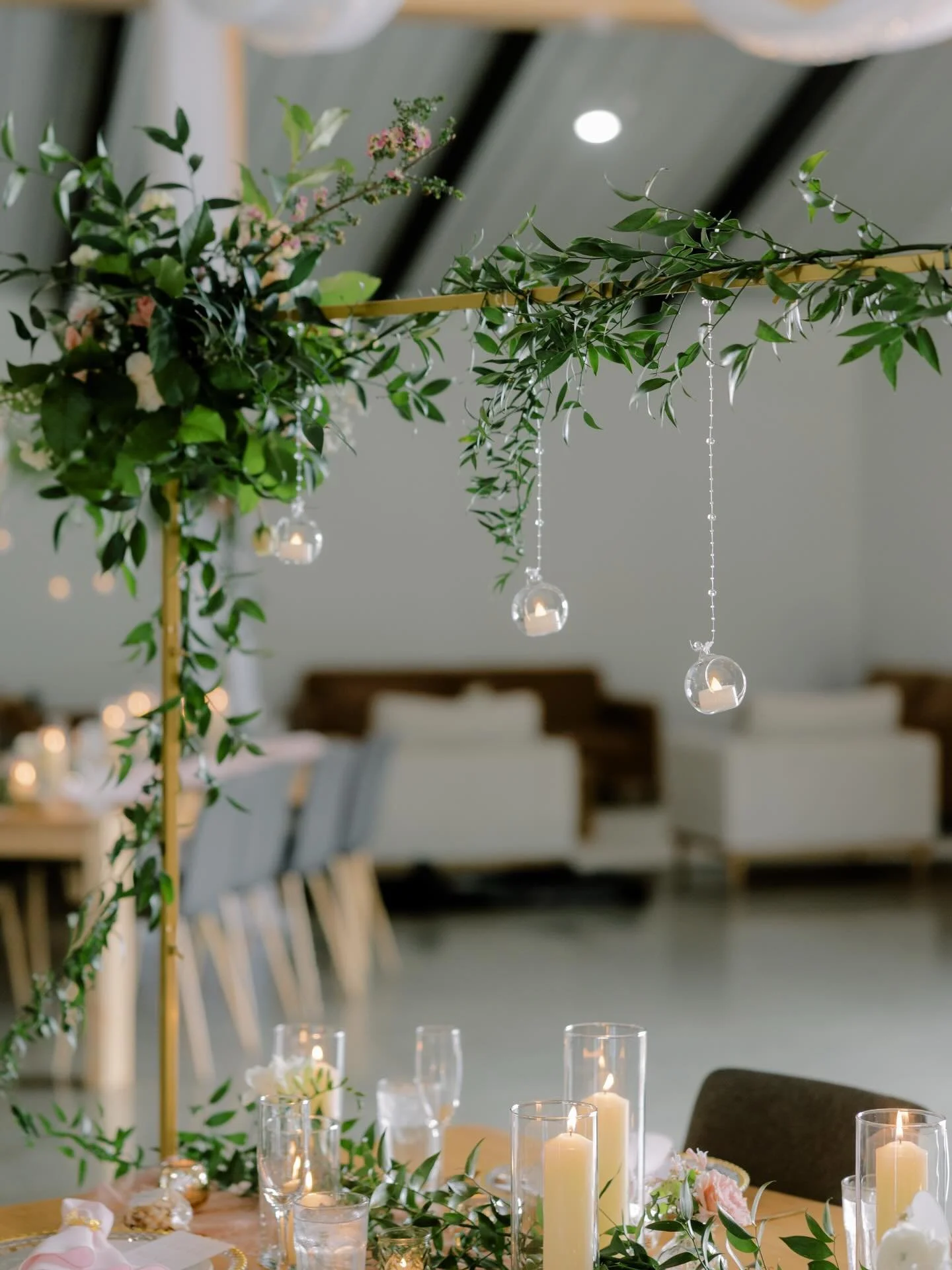 Element Spotlight ✨
Up and overs are a beautiful way to decorate your guest tables with flowers 🤍 Adding height and softness while keeping the table open and inviting 🌿💐

Wedding Venue 💒: @theharpereventvenue 
Photographer 📸: @malorie__smart @ro