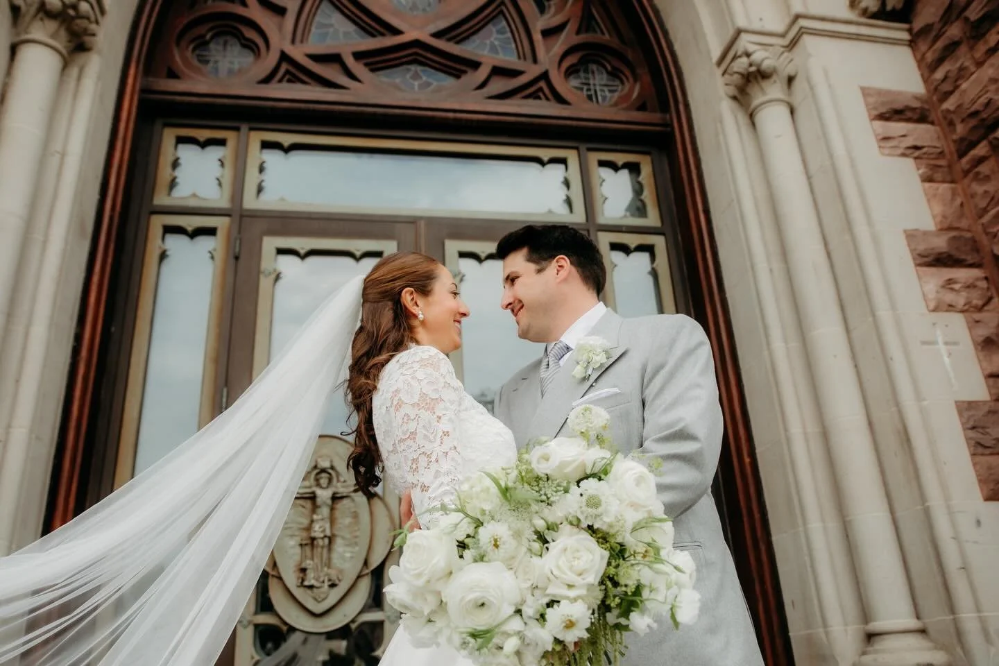 Lisa and Kevin&rsquo;s wedding day was a beautiful celebration surrounded by white florals and lush greenery 🤍🌿

Wedding Venue 💒: @lakeshorecountryclub @stpetererie 
Photographer 📸: @taralawrencephotography