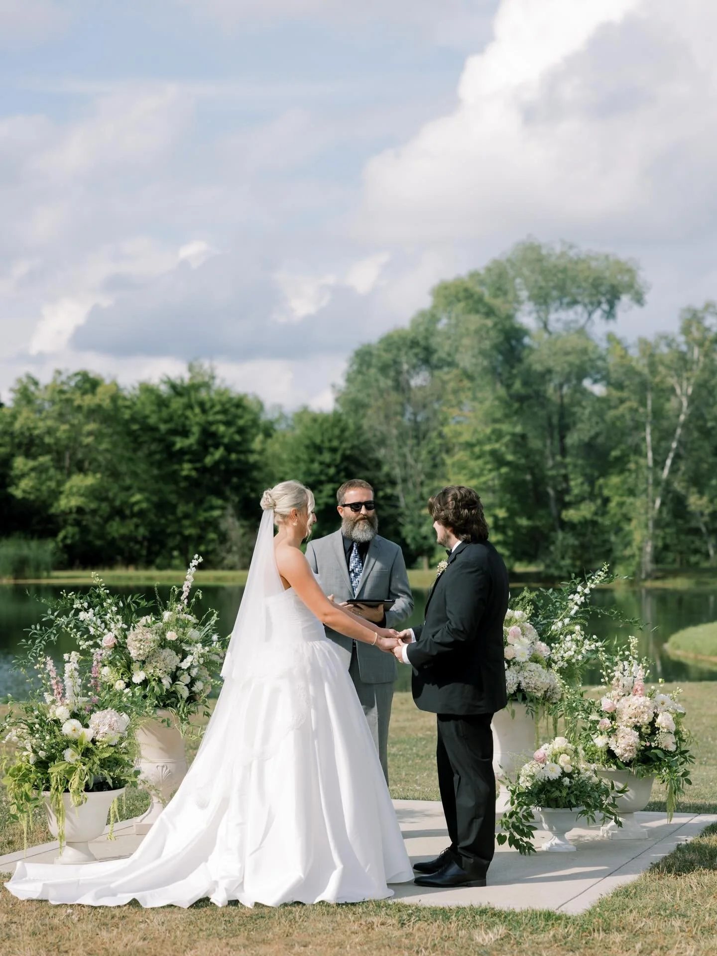 Meant to Bee Brides, did you know our urns are available to rent for your wedding day? 🤍
The perfect statement pieces for your ceremony space, sweetheart table, and beyond 💐🌸

Wedding Venue 💒: @theharpereventvenue 
Photographer 📸: @lydia__spence