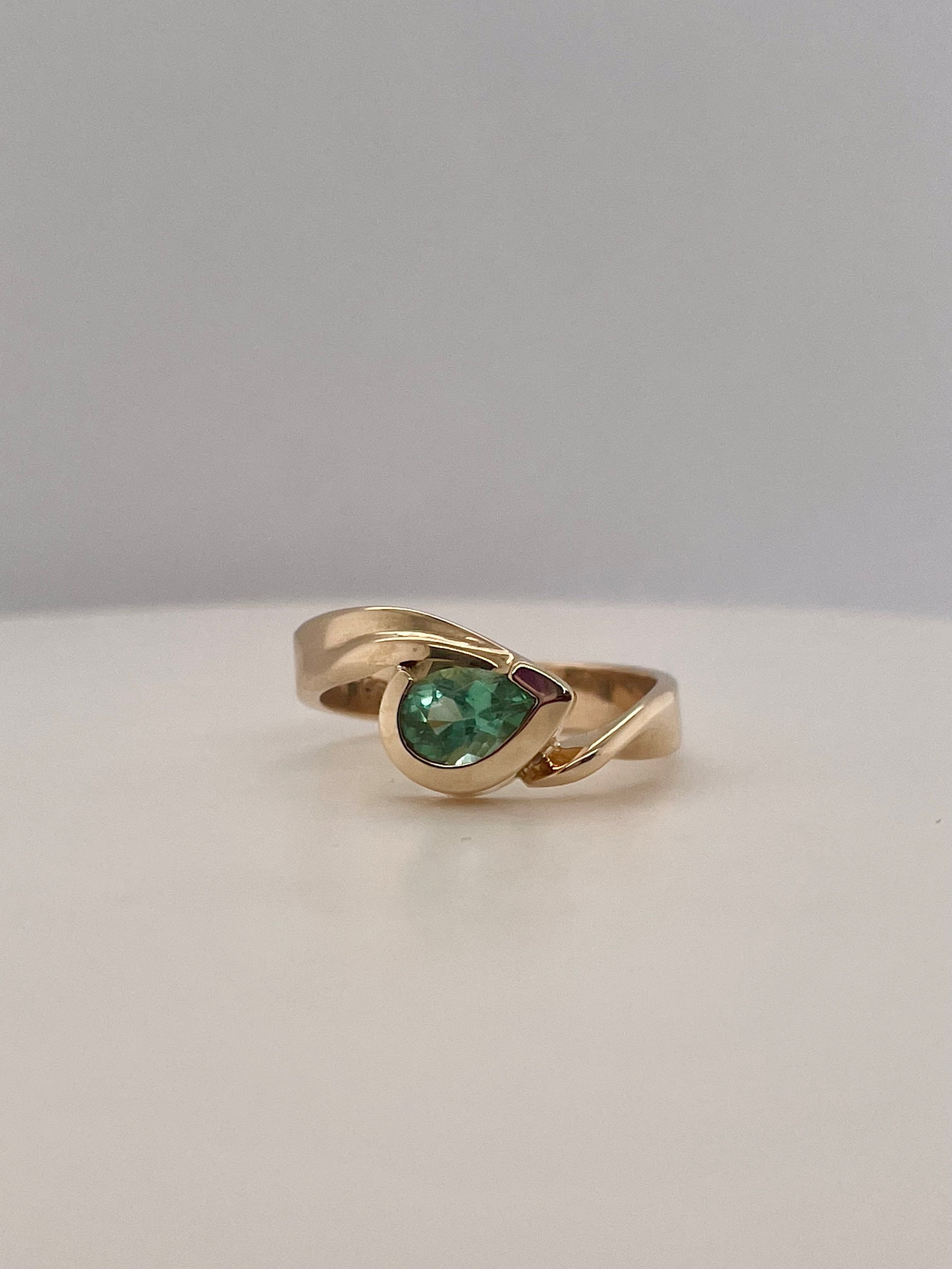 Emerald Pear Shape gold Ring Front View 050176.jpg