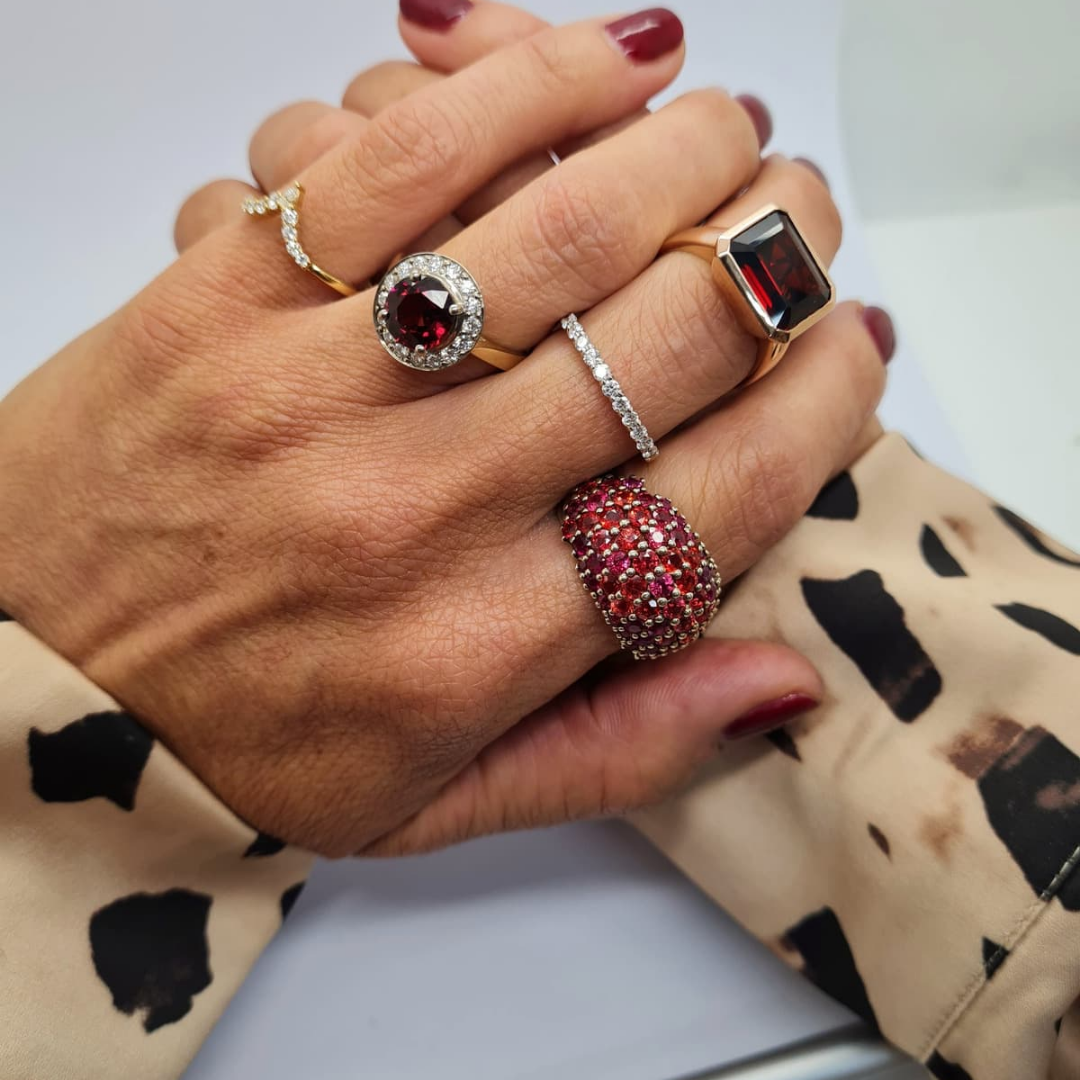 Garnet ring hand .png
