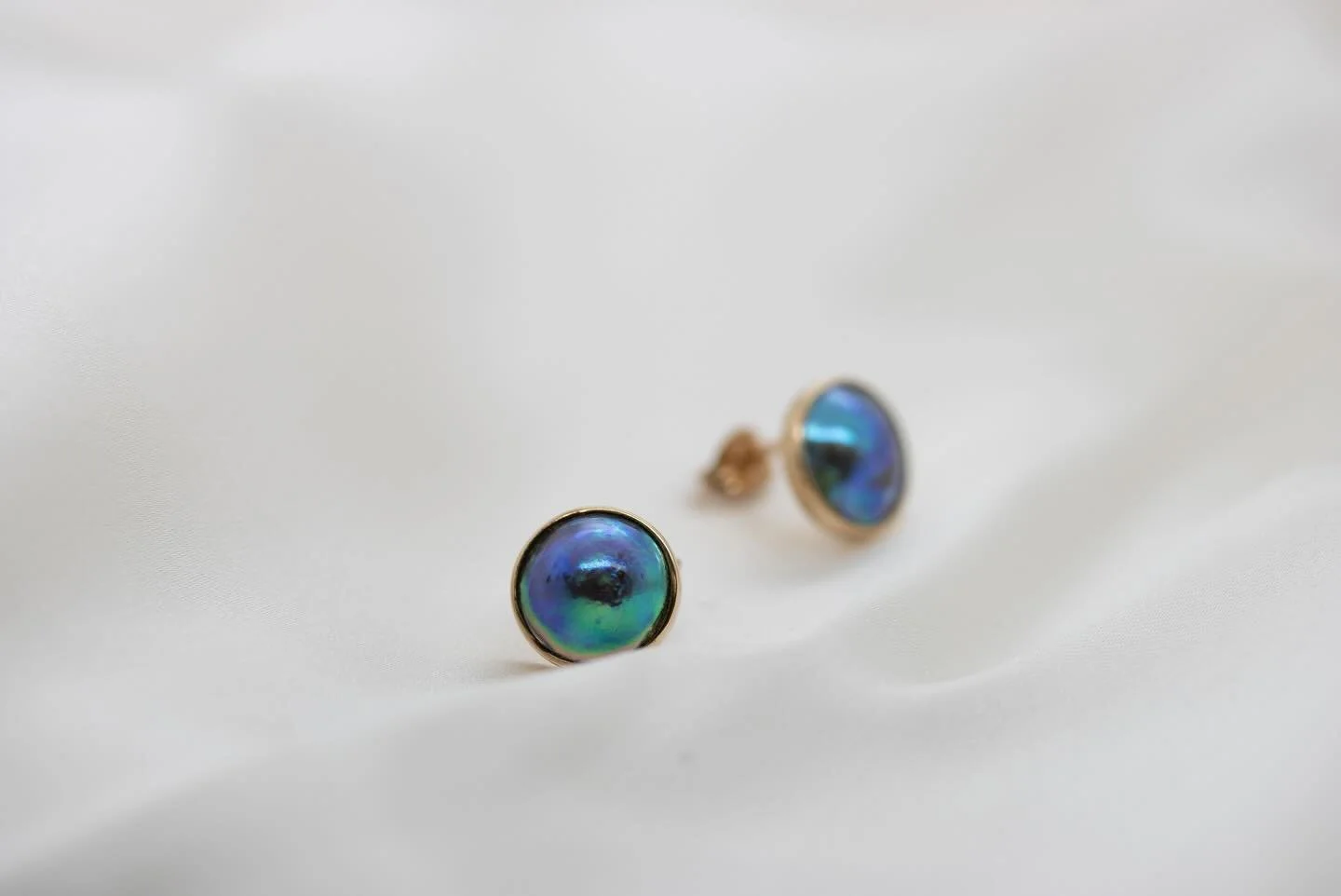 Gold and paua pearls&hellip; land and sea&hellip; instinctive pairing at its most simple
#handmadejewelery #pauapearl #nzjewellery