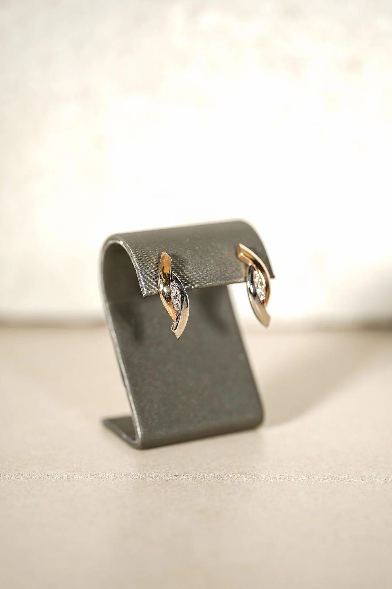 Sometimes simplicity is all you need. 
Yellow gold, white gold, diamonds... the kind of classic you can wear on repeat.

#handmadeearrings #diamondstuds #northlandnz