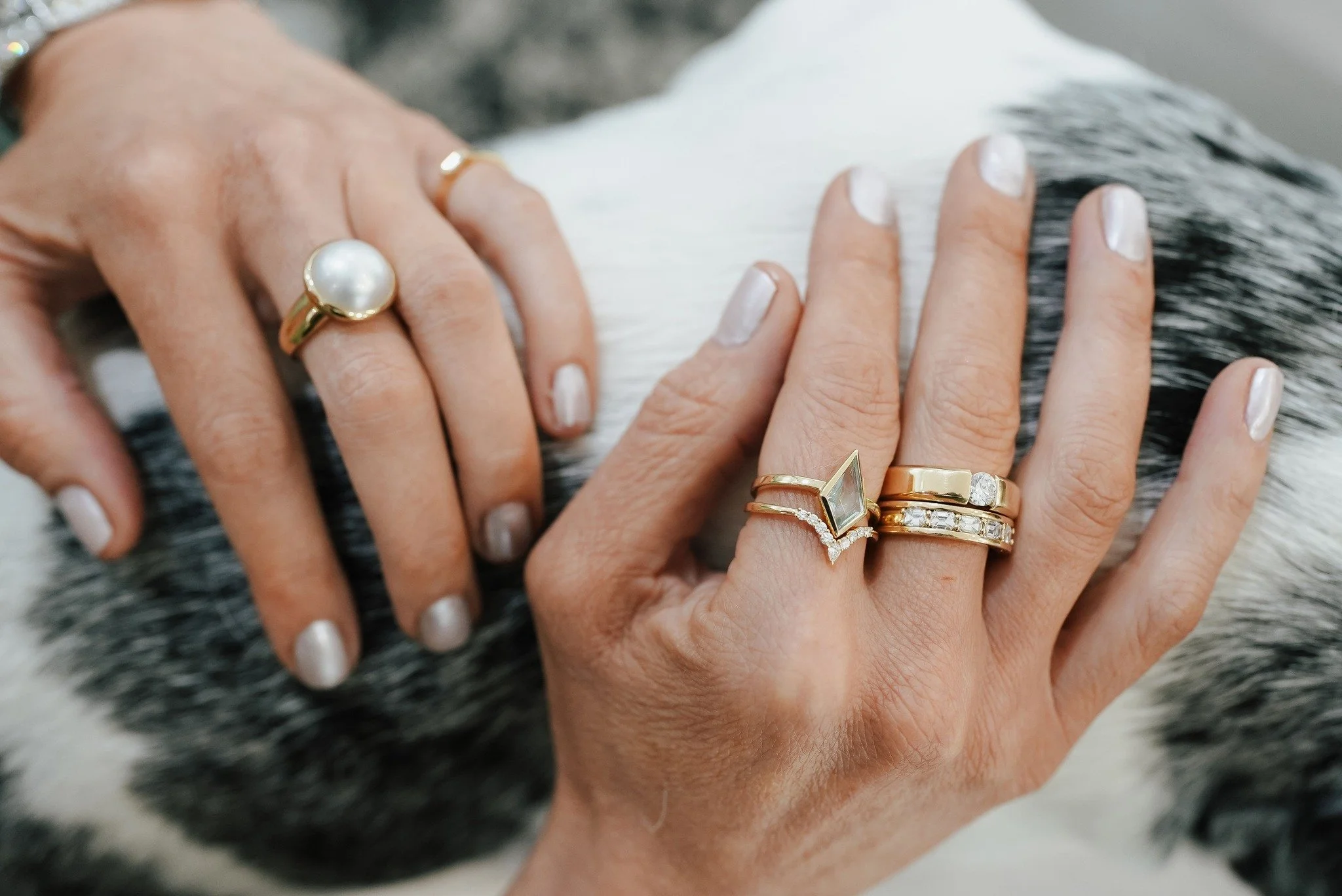 As we head into the cooler months, things don't always have to be dark to add some drama.
Add creamy pearls with their beautiful sheen, some soft denim blues and finish it off with golden warmth for a full and fierce look this winter.

#Mabepearl #ki