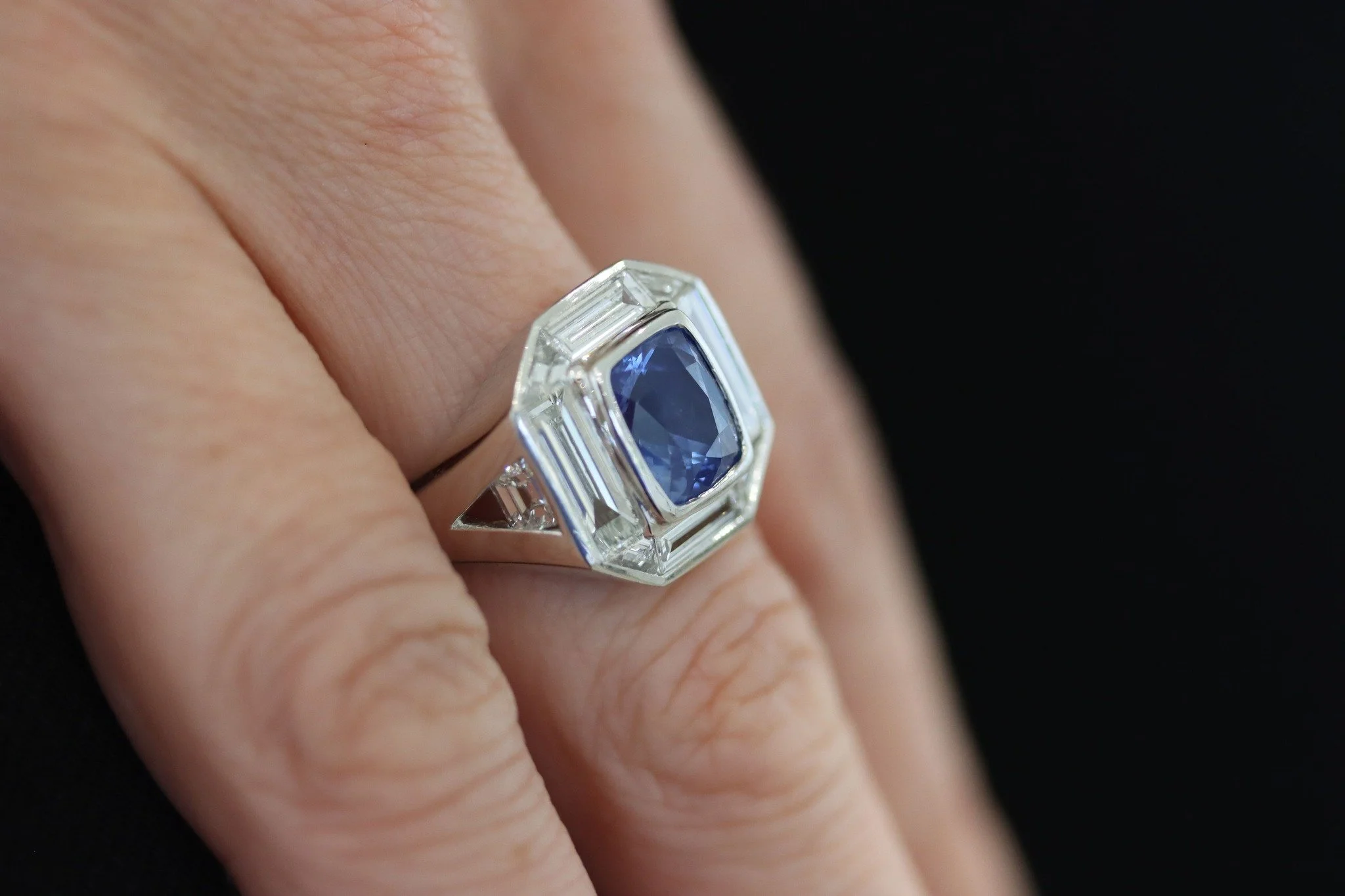 Is your jewellery looking fit for a king? Come and see us to keep your family jewels clean and sparkling!

#sapphirering #baguettesapphire #jewellerycleaning