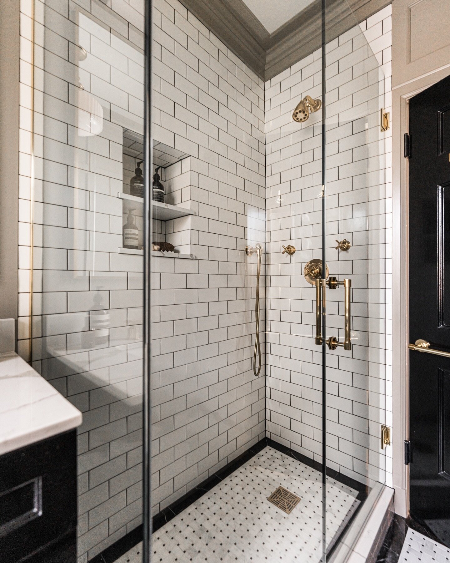 Bathing in timeless elegance! 📸 by @ryanocasiophoto  #interiordesign #bathroom