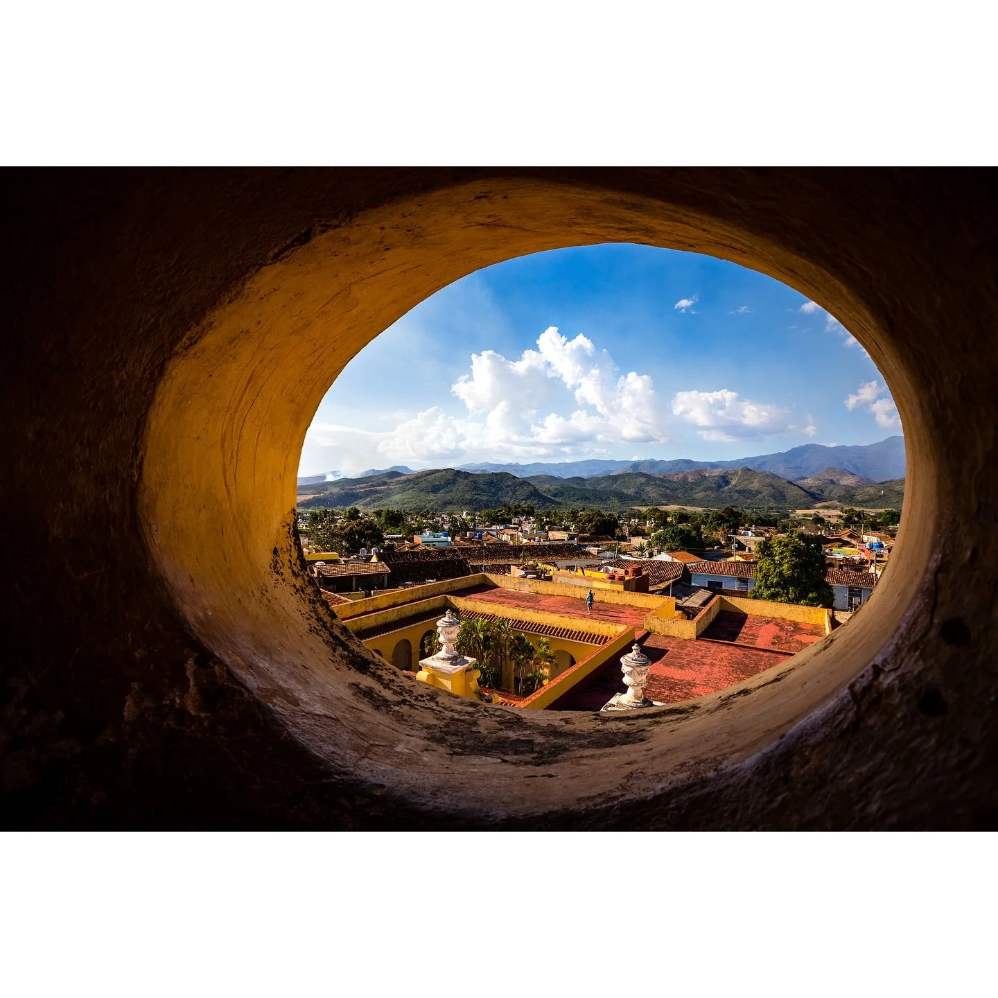 Not my current view&hellip; unless you count me staring at old Cuba pics pretending I&rsquo;m still there.
#travelphotographer #travelvibes #exploretocreate