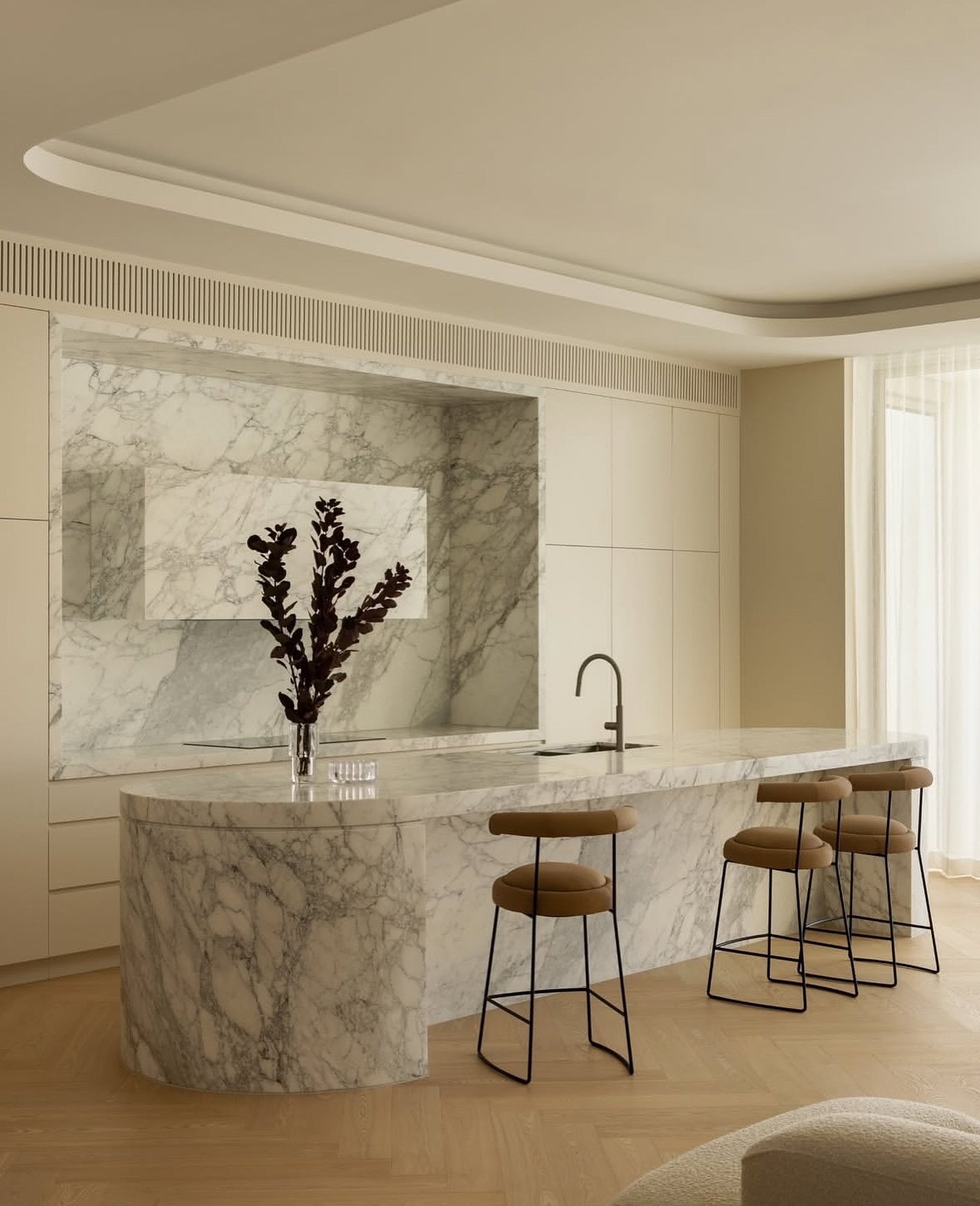 What you see &bull; Admiring warm neutral tones, soft curves and minimalist detailing.

image via: @deemah_stone

&bull; 
&bull; 

#HIVEproperty