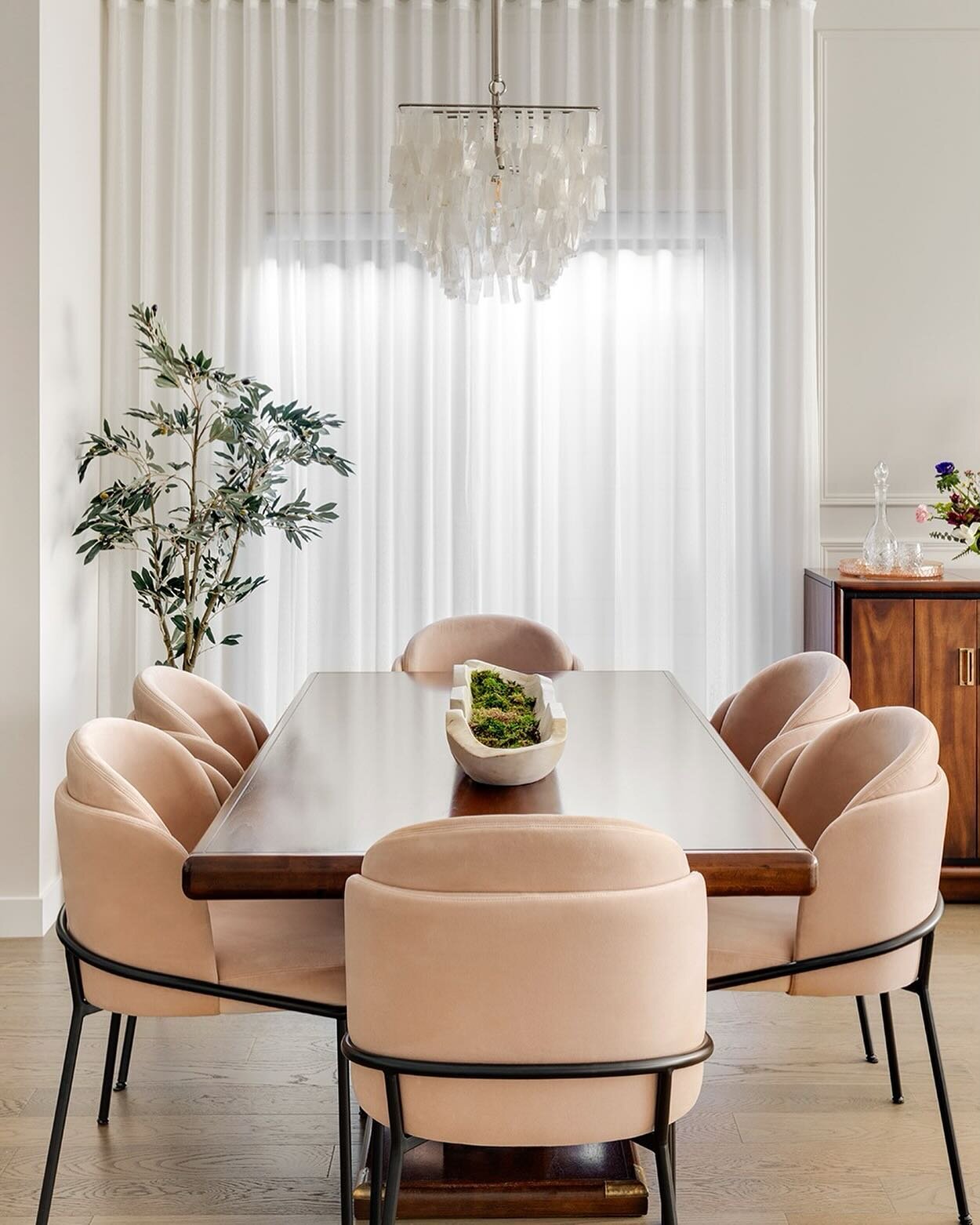 Soft, bright &amp; elegant dining designed by @louis.dhe 😍 just look at that chandelier!
.
.
#CalgaryPhotographer #CalgaryInteriorPhotographer #CalgaryInteriorDesignPhotographer #CalgaryHomeBuilderPhotographer #CalgaryRealEstatePhotographer #Calgary