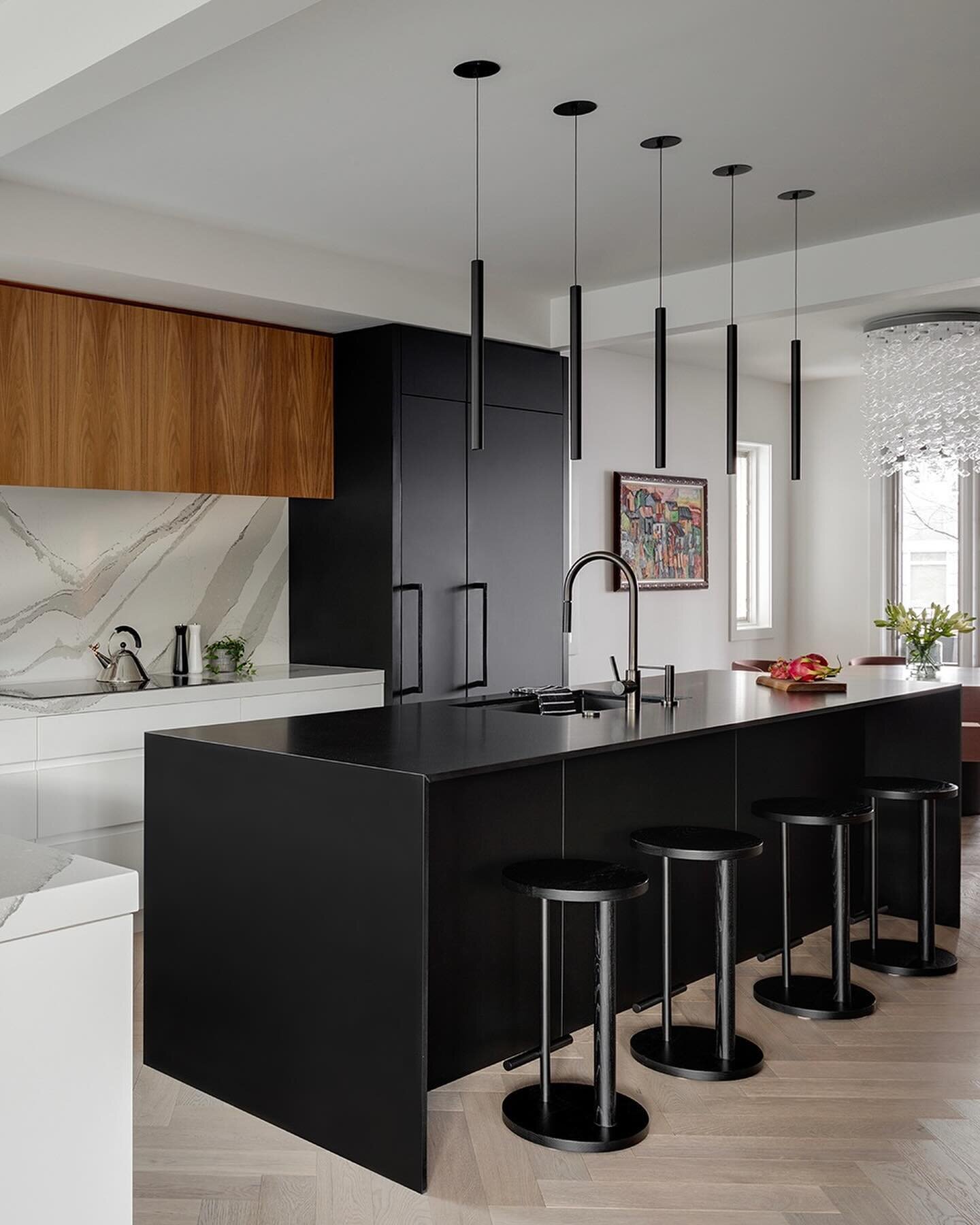 Beautiful, bold and minimalistic kitchen designed by @loopinteriordesign 😍
.
.
#CalgaryPhotographer #CalgaryInteriorPhotographer #CalgaryInteriorDesignPhotographer  #CalgaryHomeBuilderPhotographer #CalgaryRealEstatePhotographer #Calgary #Photographe