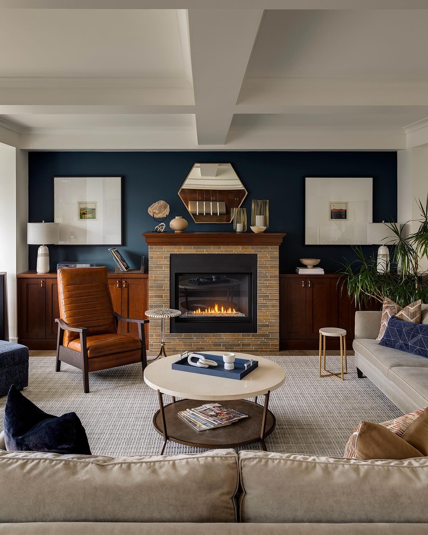 Living room design by @lushinteriorsyyc
.
.
#CalgaryPhotographer #CalgaryInteriorPhotographer #CalgaryInteriorDesignPhotographer  #CalgaryHomeBuilderPhotographer #CalgaryRealEstatePhotographer #Calgary #Photographer #Photography #InteriorDesign #Calg