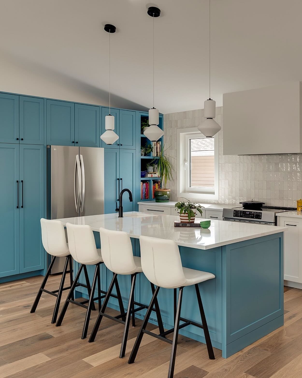 Had so much fun with @studiofelixyyc capturing this beautiful and bold kitchen she designed. 💙
.
.
#CalgaryPhotographer #CalgaryInteriorPhotographer #CalgaryInteriorDesignPhotographer  #CalgaryHomeBuilderPhotographer #CalgaryRealEstatePhotographer #