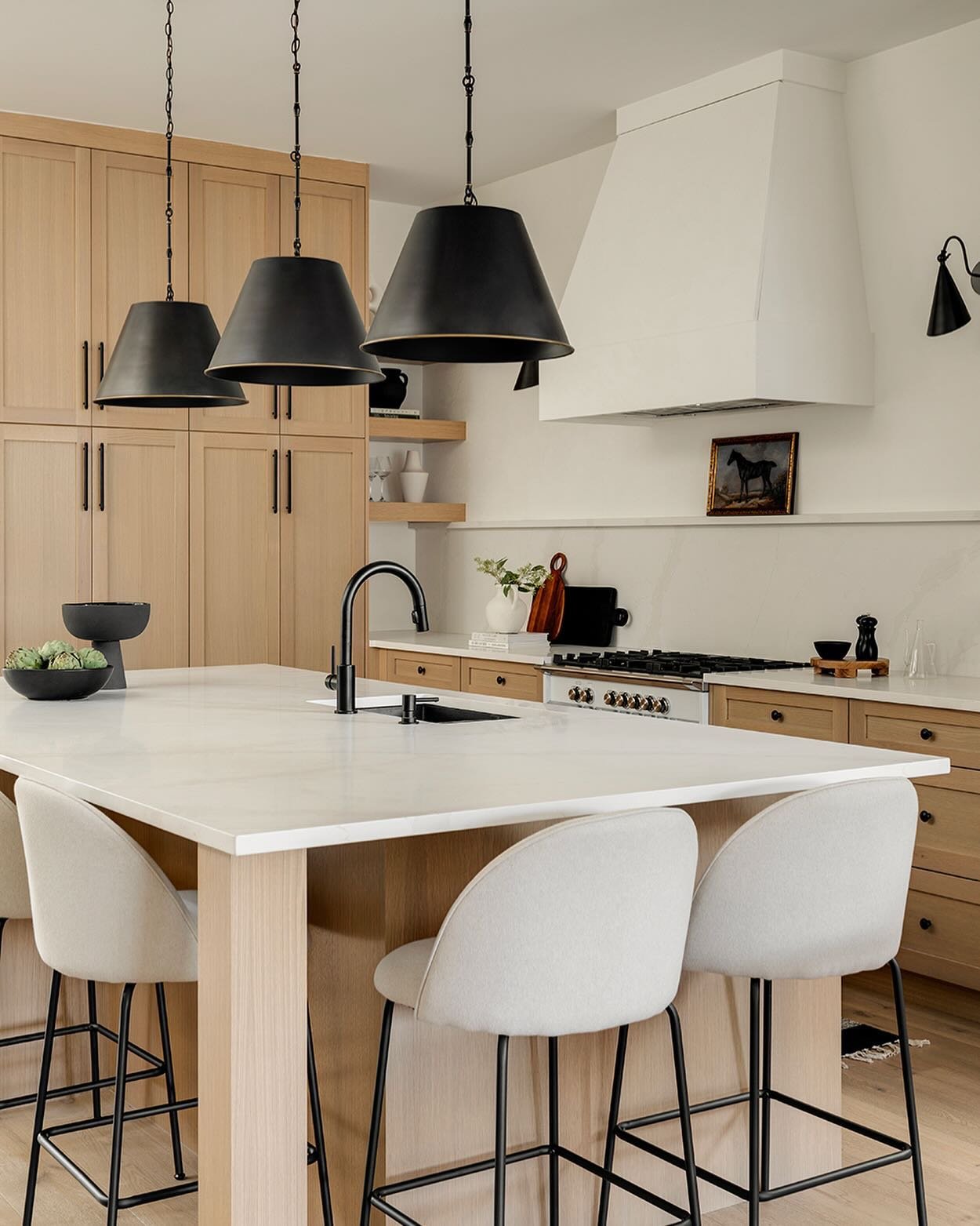 This stunner of a kitchen was so fun to shoot! Design by @designs_av
.
.
#CalgaryPhotographer #CalgaryInteriorPhotographer #CalgaryInteriorDesignPhotographer  #CalgaryHomeBuilderPhotographer #Calgary  #Photographer #Photography #InteriorDesign #Calga
