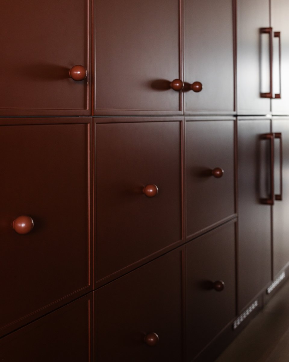 A wall of calm&mdash;with storage for days.⁠
⁠
Our Geary Project was designed for a vibrant family of four who needed a space that could handle real life&mdash;beautifully. Custom millwork wraps the main living area, concealing toys, tech, and day-to