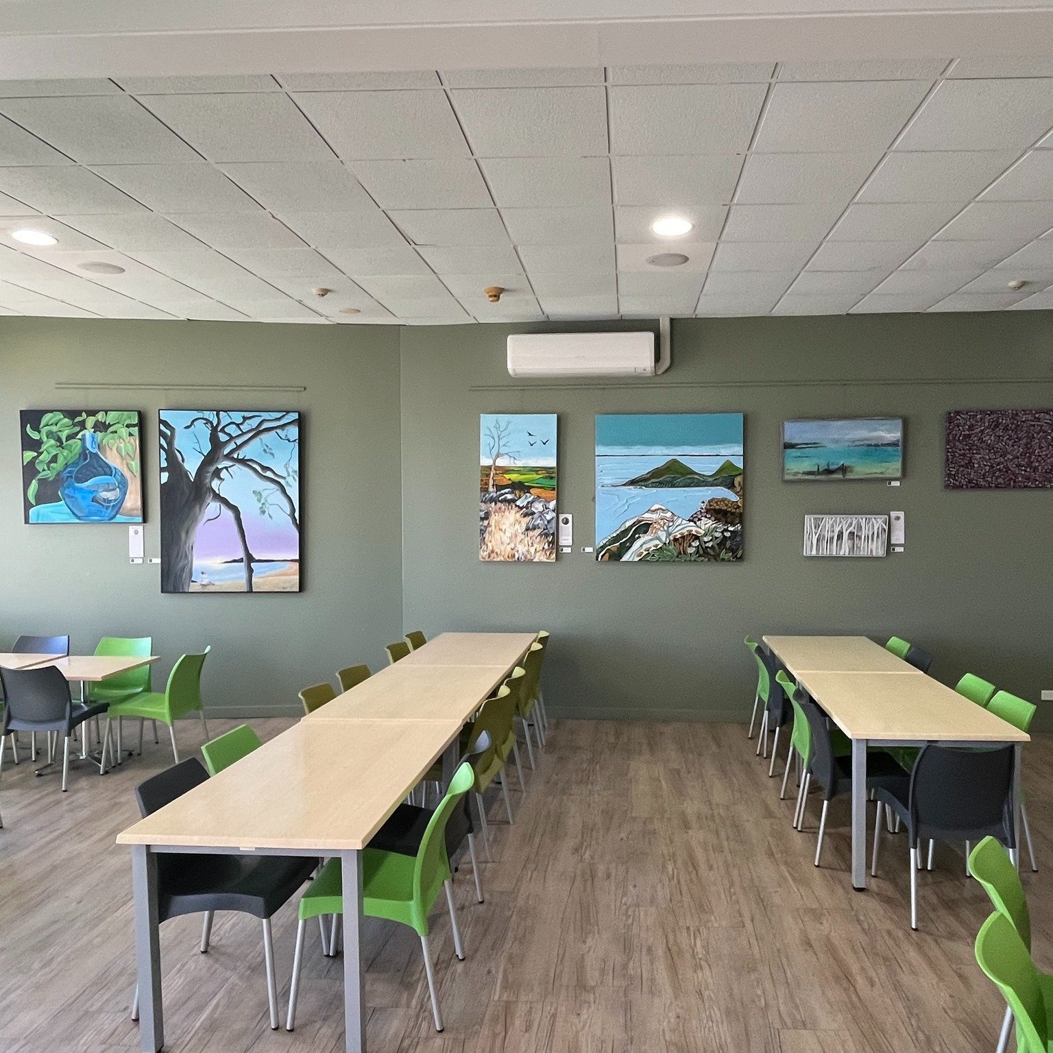 The latest Lakeview Gallery exhibition presented by @pacificpalmsartsinc is now adding a splash of colour to the walls of the Sunset Bistro and cafe 🖼️ The current exhibition which runs until mid June features the works of local artists Eleanor Anso