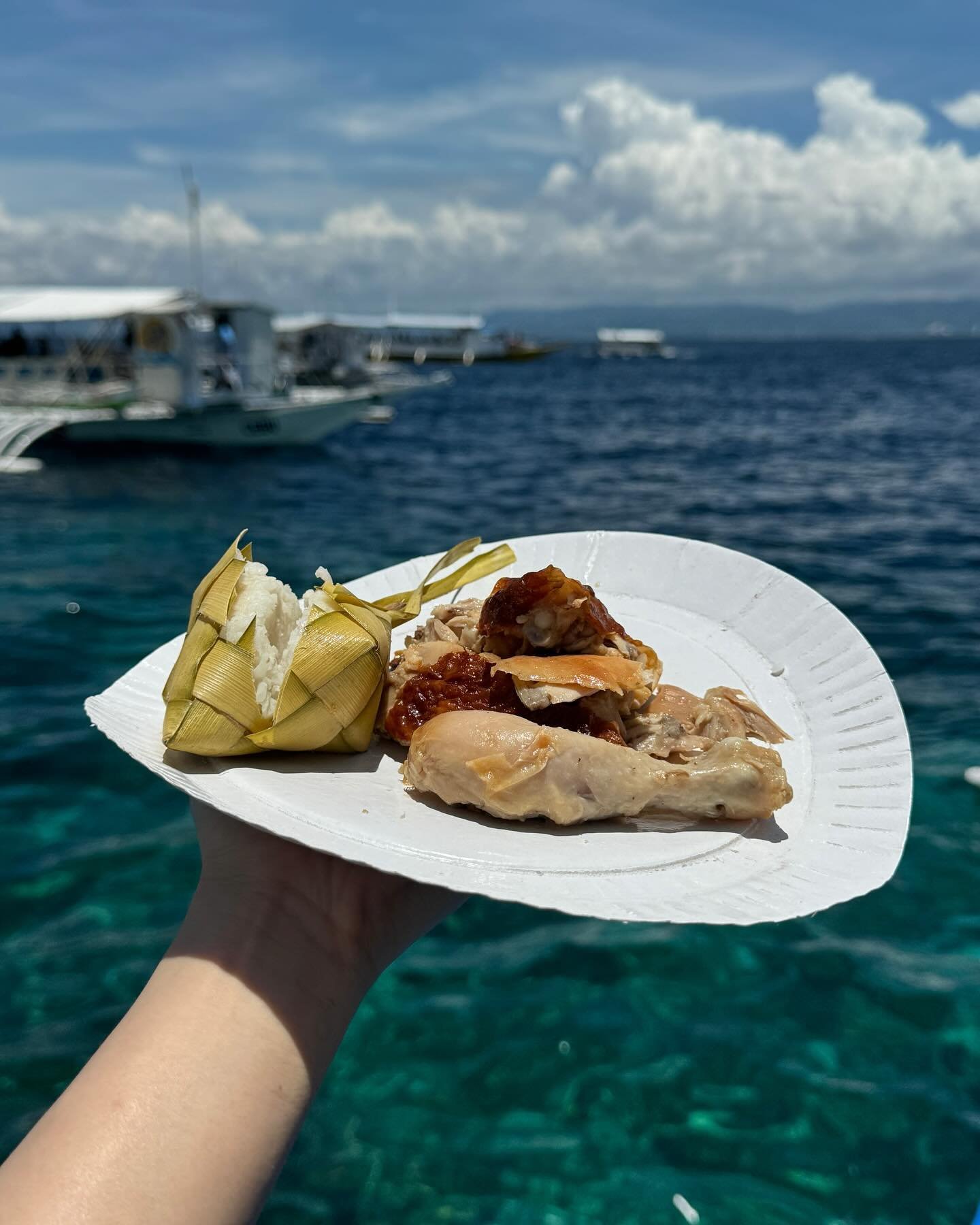 Shots from the new vlog 👀

1. pus&ocirc; &amp; manok while boating/island hopping with the fam
2-4. nice food and vibes @hatte_cebu 
5-6. Agricola pizza from @pizzeria.minante 
7-9. @thespringcoffee - MUST try the cassava cake!