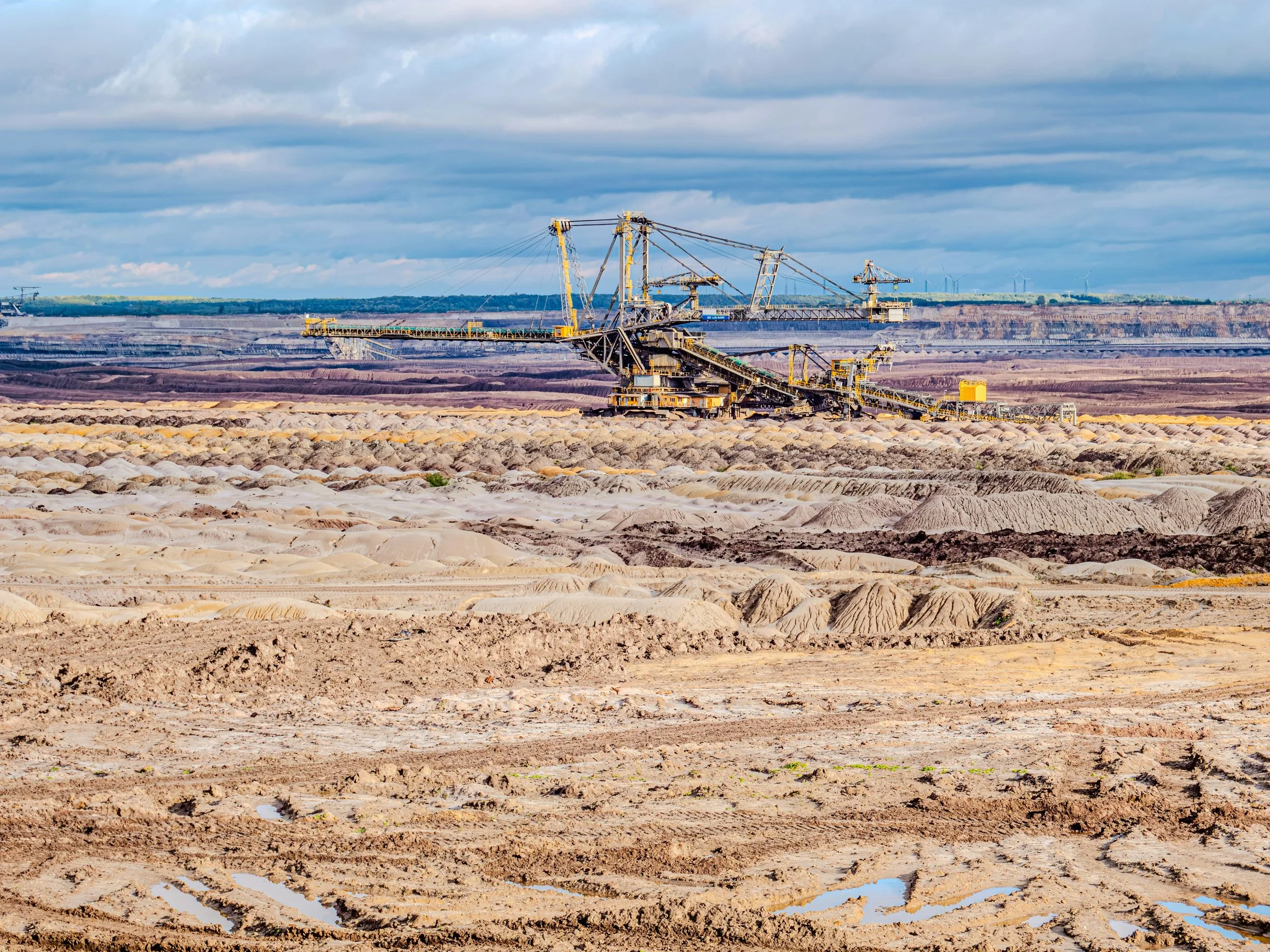 oil_industry_development_impacts_sebastian-schuster-zYy-IEUHWEI-unsplash.jpg