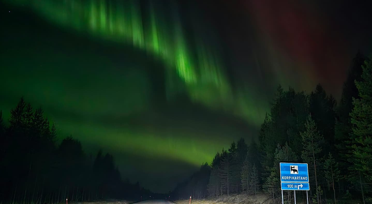 October evenings are great.

📸@juha_nystrom 

#hotelkorpikartano #inarisaariselk&auml; #inari #menesj&auml;rvi #northenlights #revontulet #korpikartano