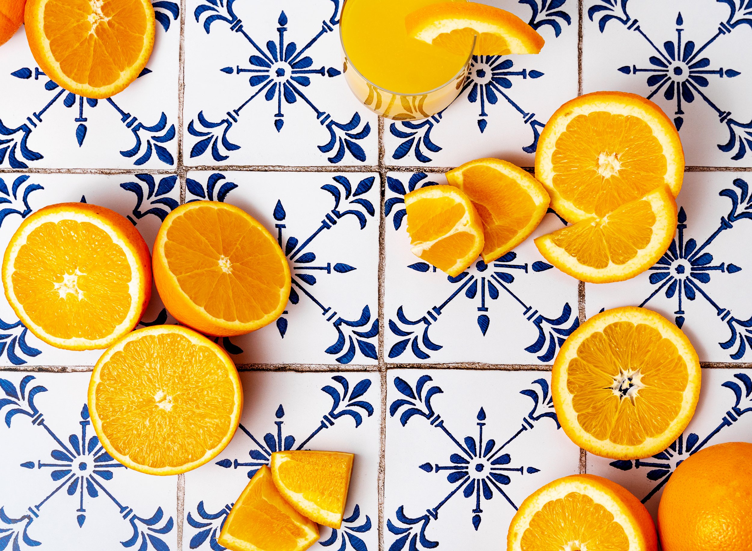 oranges-on-mediterranian-white-and-blue-mosaic-tiles-vibrant-food-photography.jpg