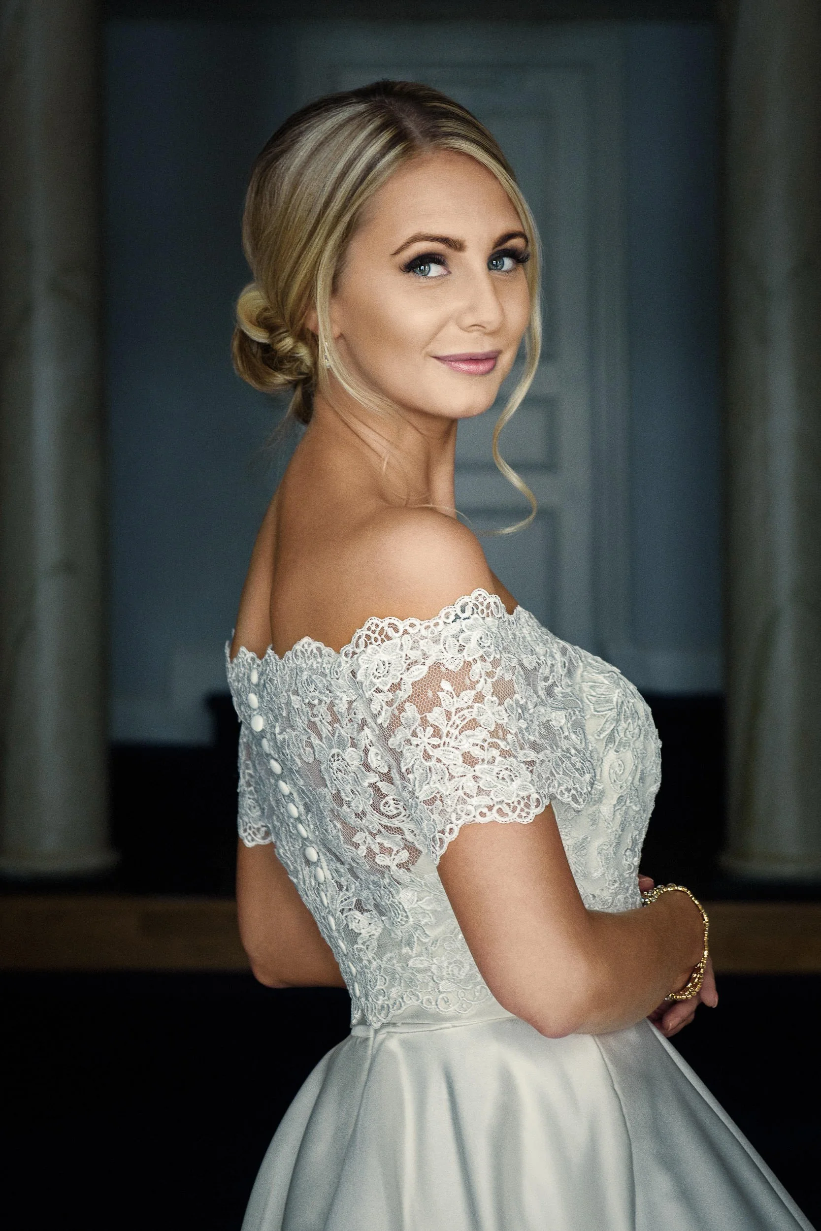 Bröllopsfoto av John Hellström på Grand Hotel Saltsjöbaden, av en blond kvinna i brudklänning med spetsdetaljer.