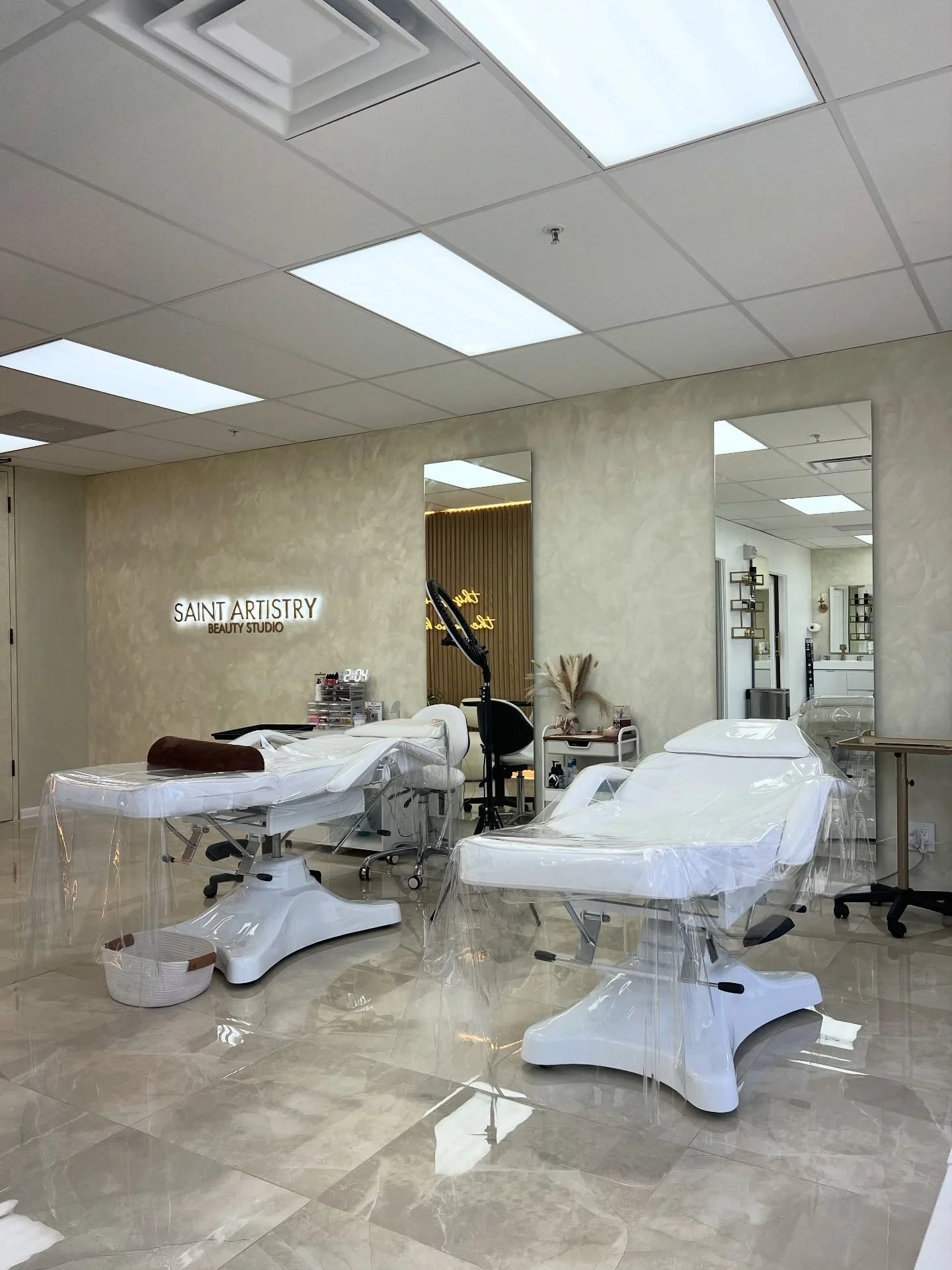 ✨ Esthetician Room Rental Available! ✨

- Prime central location with access to a parking garage.
- Perfect for lash artists, PMU artists, facialists, or beauty pros looking for a clean and professional space.

Available starting December. DM for vie
