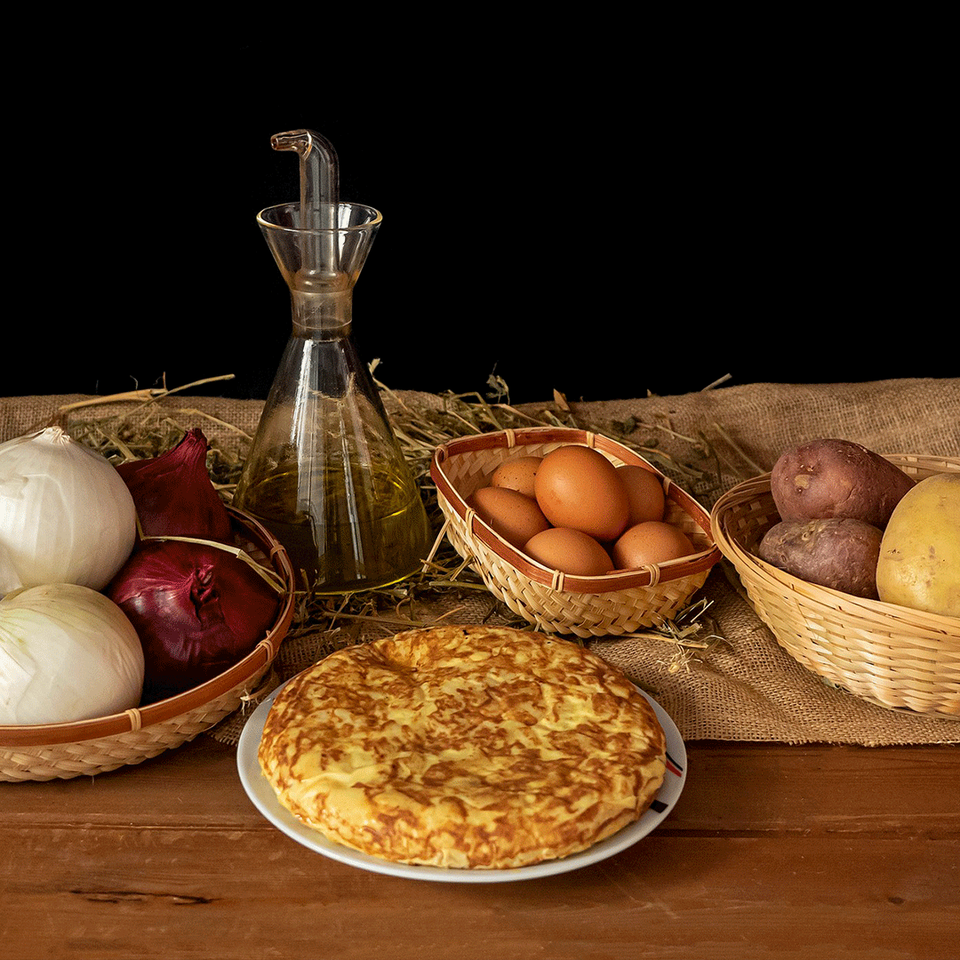 Tortilla mit den Zutaten auf einem Holztisch.