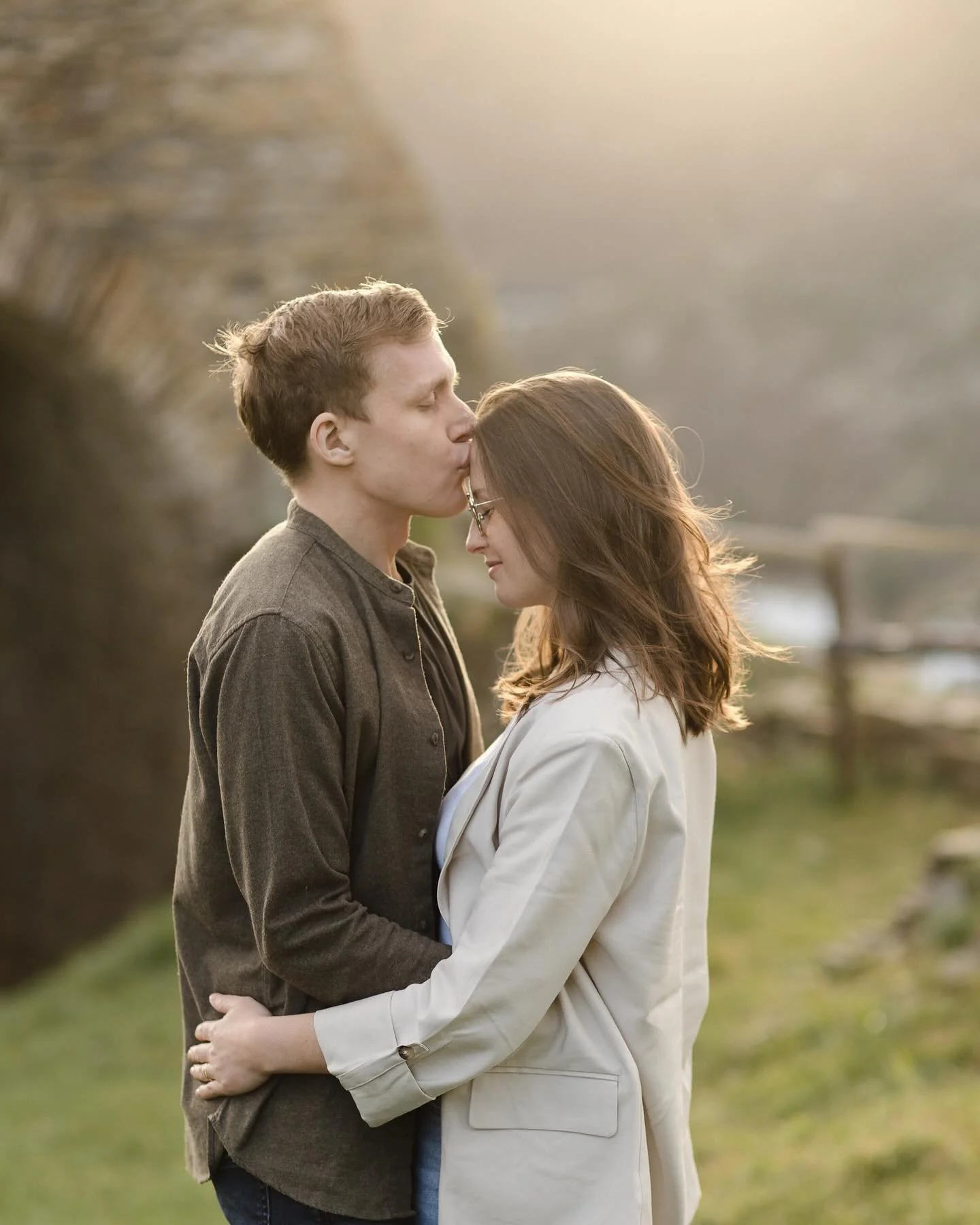 Kleines Verlobungsshooting mit Anne &amp; Jonas in der Abendsonne
