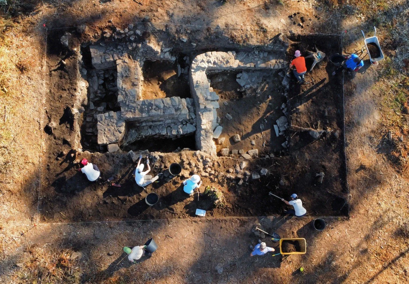 Día 5. Limpiando piedras mirando al mar