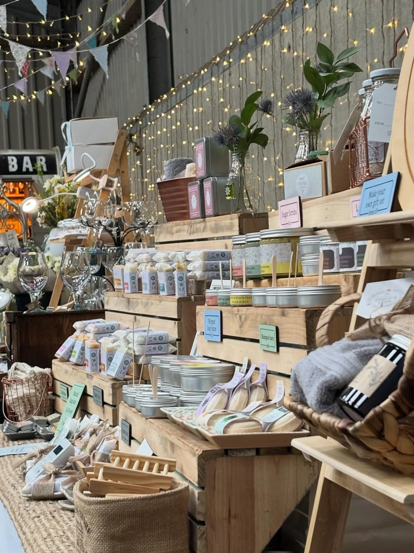 So lovely to be back in our regular slot in the barn with all of these incredible makers. 
@lasercraft_handmade, @yummyyorkshire, @handtiedbynaomi, @georgieporgielittlemissmuffit, @newyorkshireemporium, @theproverbialhare, @homesweetholmfirth, @laswe
