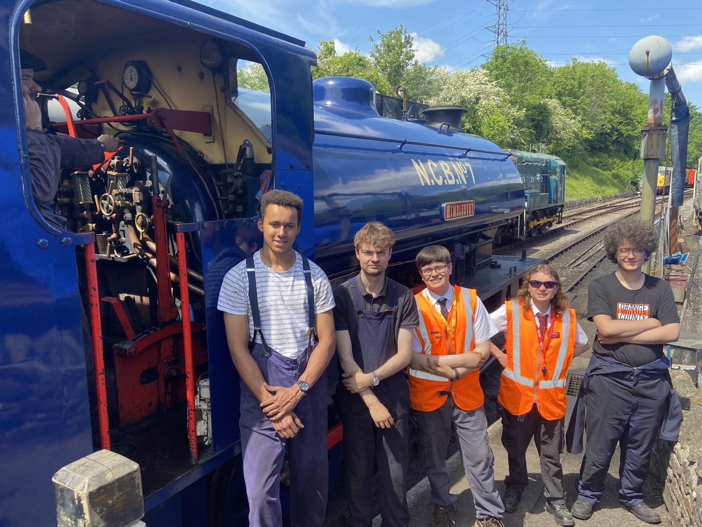 Today&rsquo;s operations crew at the railway have an average age of 21! 🚂
Here we see some of the crew including our fireman, cleaner, guard, gatekeeper and shed cleaner.

Ever thought about volunteering? 
https://www.avonvalleyrailway.org/support-u