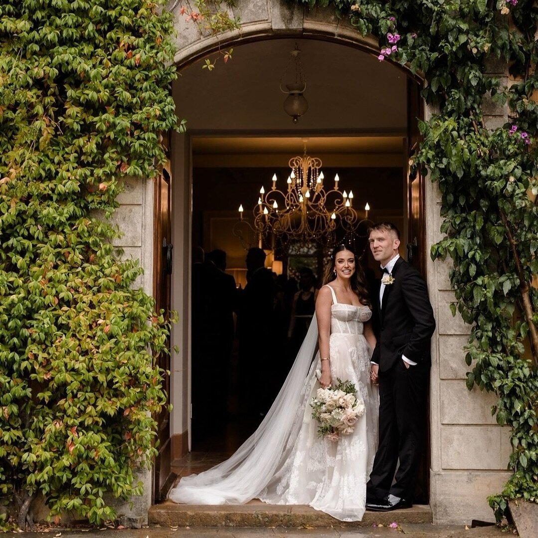 rainy days in the Netherlands these days while taking care of the last edits and book designs of the season.
reminds us of this perfect scenery for a wedding photo, taken on a rainy but very colorful and happy day 🤍
⠀⠀⠀⠀⠀⠀⠀⠀⠀
team:
planner - @wiskow