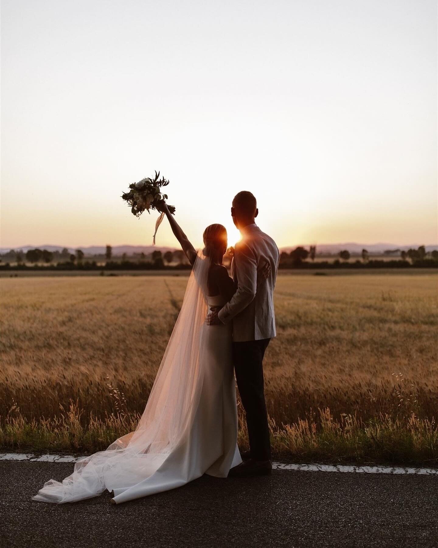 Hopsakee, there they are again: blog vibes! That flow can sometimes just overwhelm you. Before you know it, the first wedding of the year is upon us - yes, next week already - in bustling Amsterdam. With the blogs we immerse ourselves in the coming