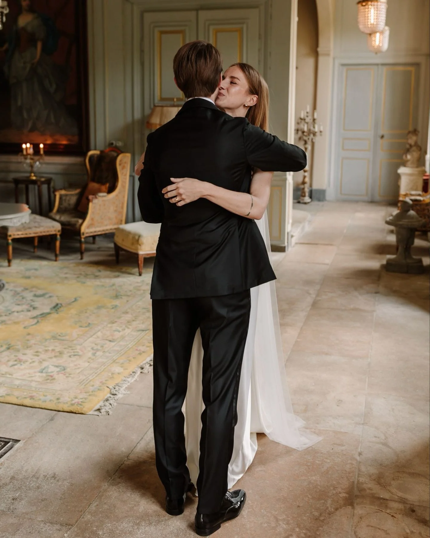 Vanuit de babybubbel thuis langzaam weer richting werkmodus en richting een nieuw seizoen 🤩  Eerst nog even terug naar deze droom van een setting met Niek en Pascale. Frans chateau, zacht licht, lange tafels, de leukste mensen, alles wat precies op 