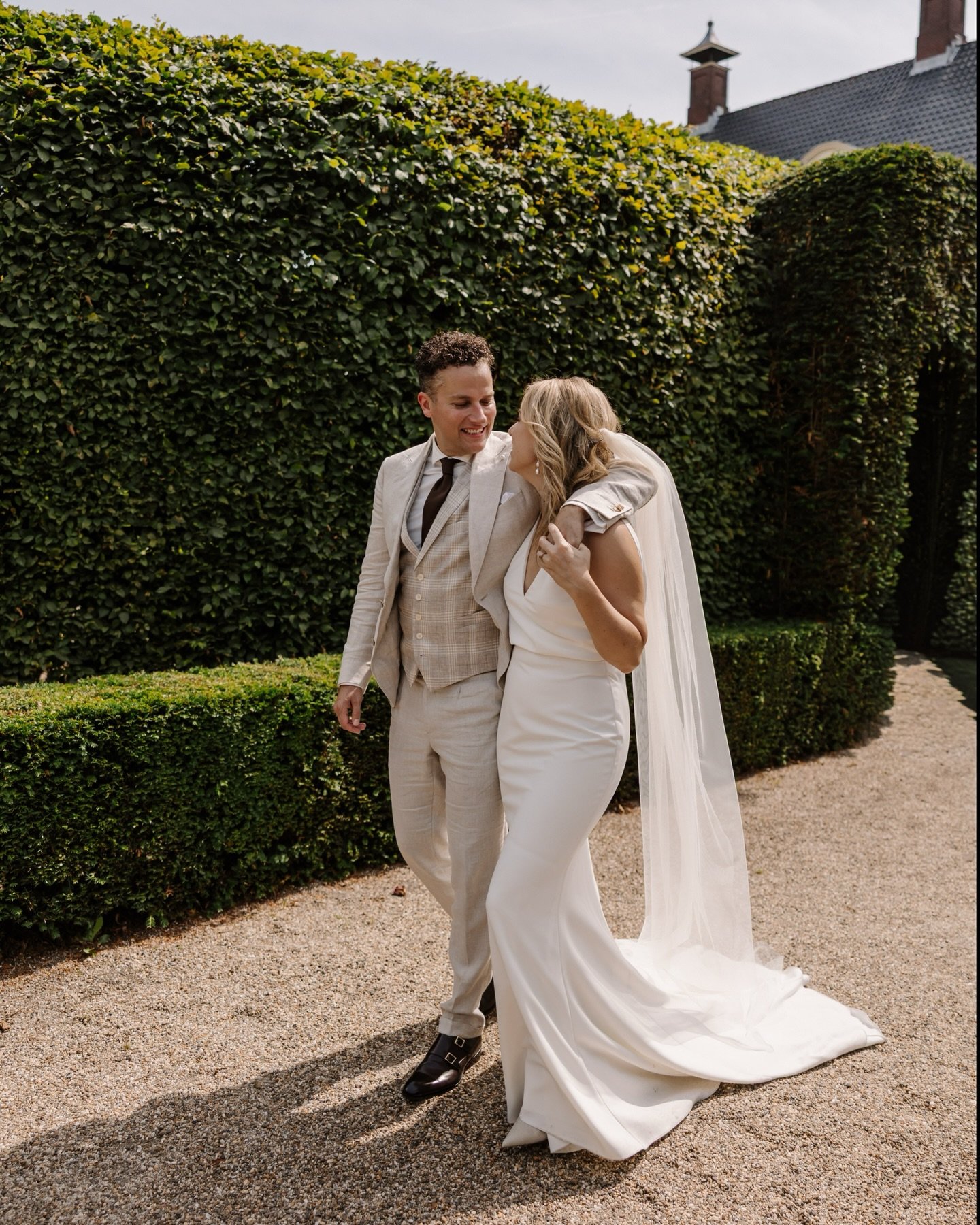 Groningen op een dag die even helemaal klopte. Jan en Anne-Wies in hun eigen stad, met geloftes waar je stil van werd, speeches vol liefde, een toast in de appelboomgaard, goede wijnen en een diner vol aandacht. Ontspannen, ongedwongen, met een subti