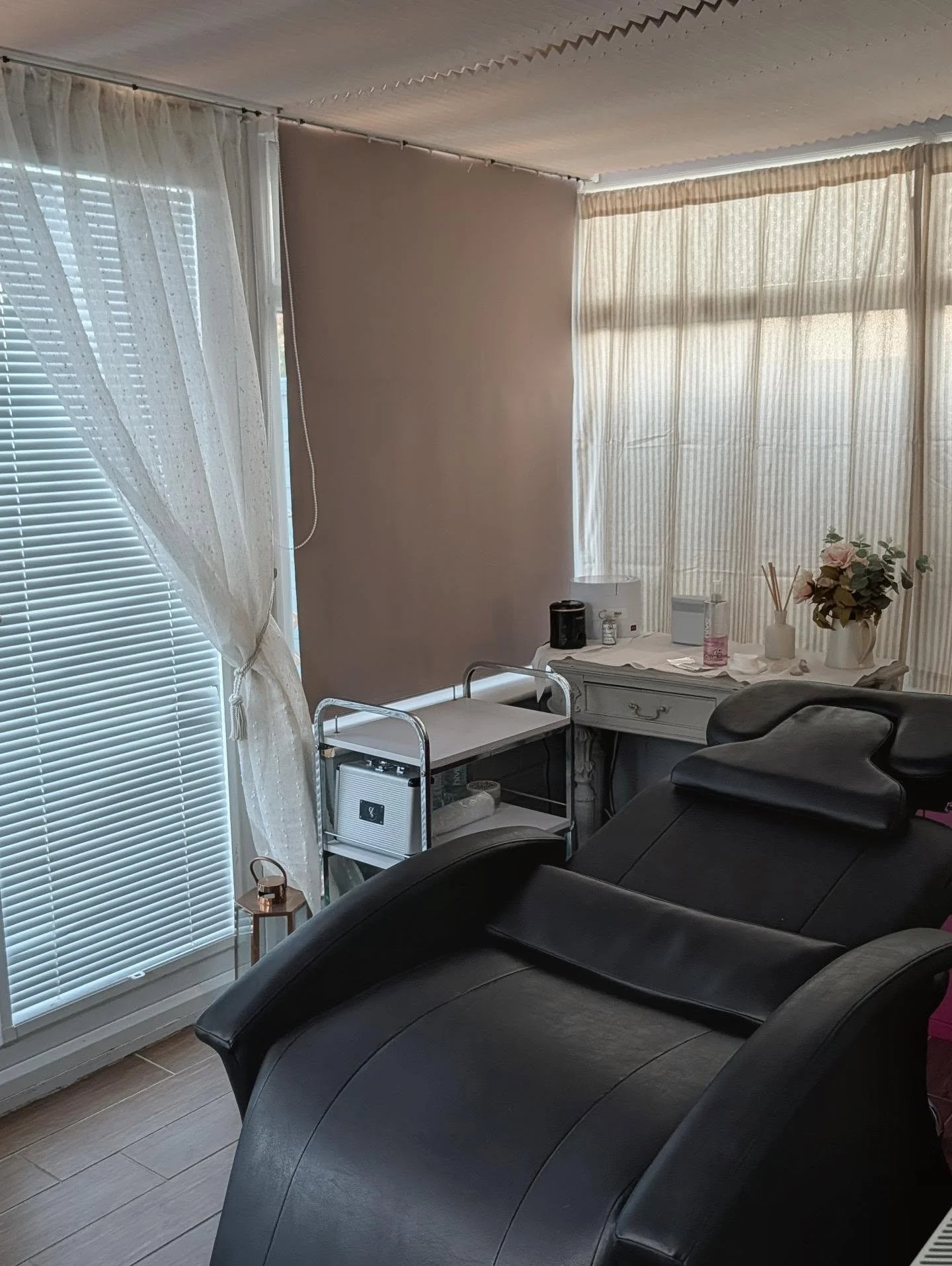 A little behind the scenes&hellip;

I&rsquo;m the kind of person who gets an idea in my head and needs to get it done&hellip; like now 😂

This morning I decided my room needed a glow up.

So that meant getting rid of the old blinds, removing the pri