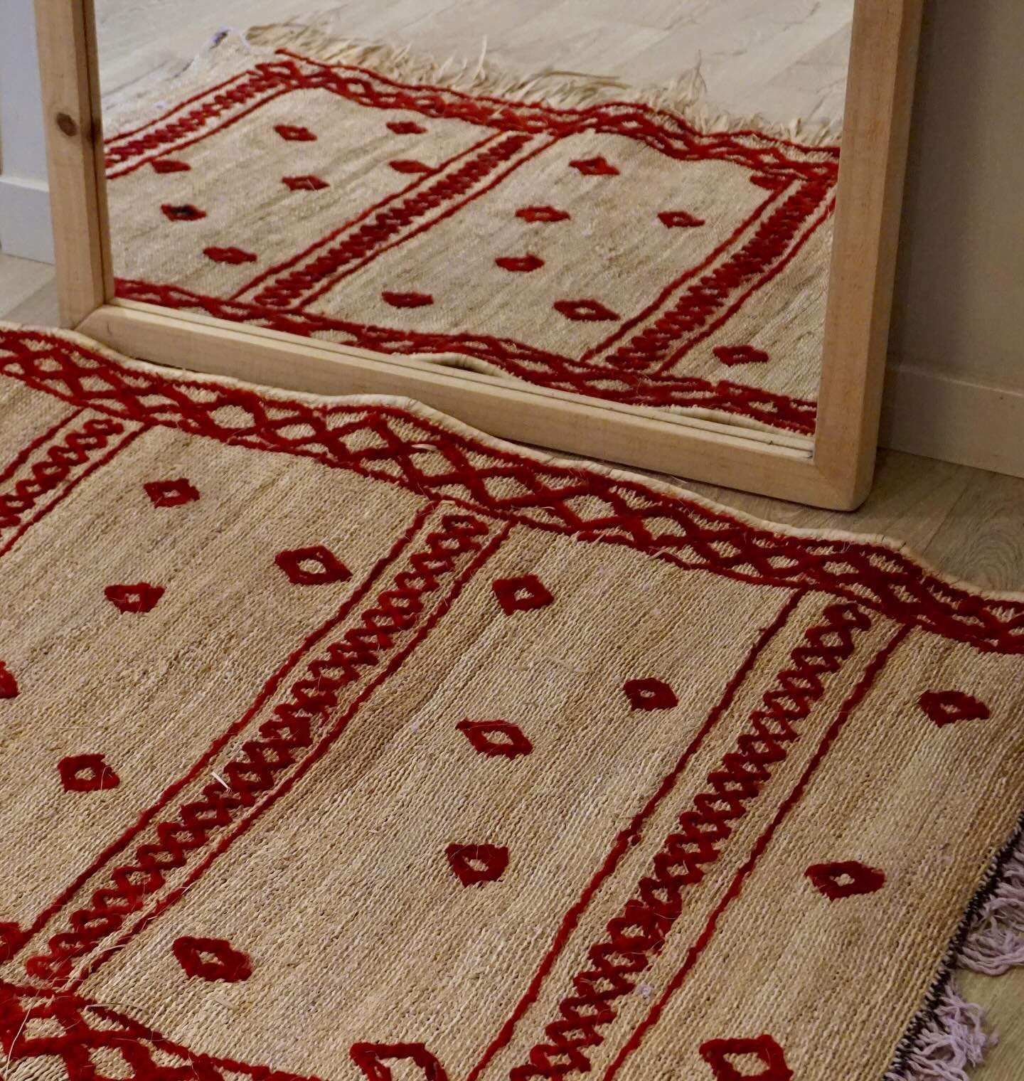 Descubre atlas vino, nuestra &uacute;ltima pieza original hecha a mano por comunidades del Rif est&aacute; ready para a&ntilde;adir ese toque mediterr&aacute;neo y fresco a tu hogar ✨

Entra en www.grillastudio.com
Pasa, si&eacute;ntate&hellip;🥂

#g