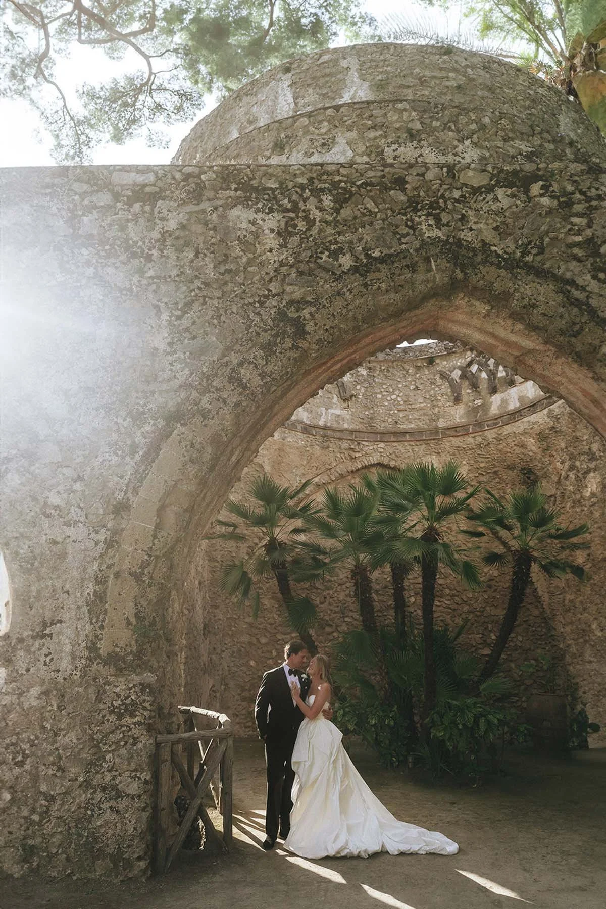 Documentary and timeless photo of bride and groom at Villa Rufolo in Ravello. Photo by Rellini art studio documentary photographers in Ravello